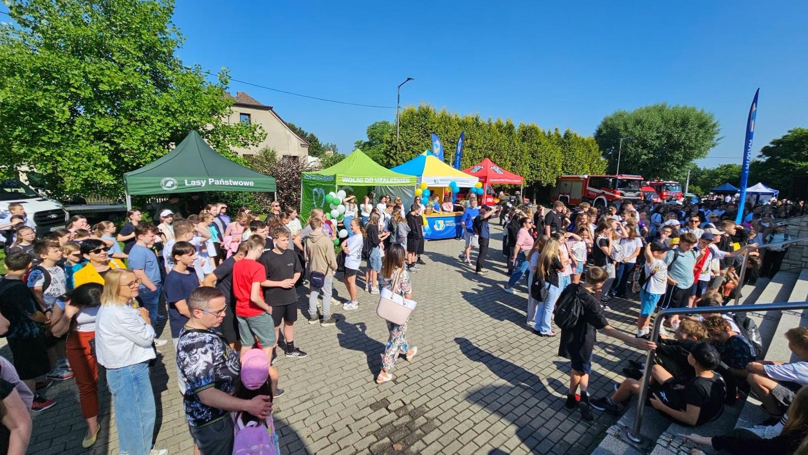 Zdjęcie w galerii na portalu naszwodzislaw.com: Płonący olej, psy policyjne i sprzęt ratowniczy. Piknik Bezpieczeństwa zachwycił Radlin [FOTO] wiadomości z regionu