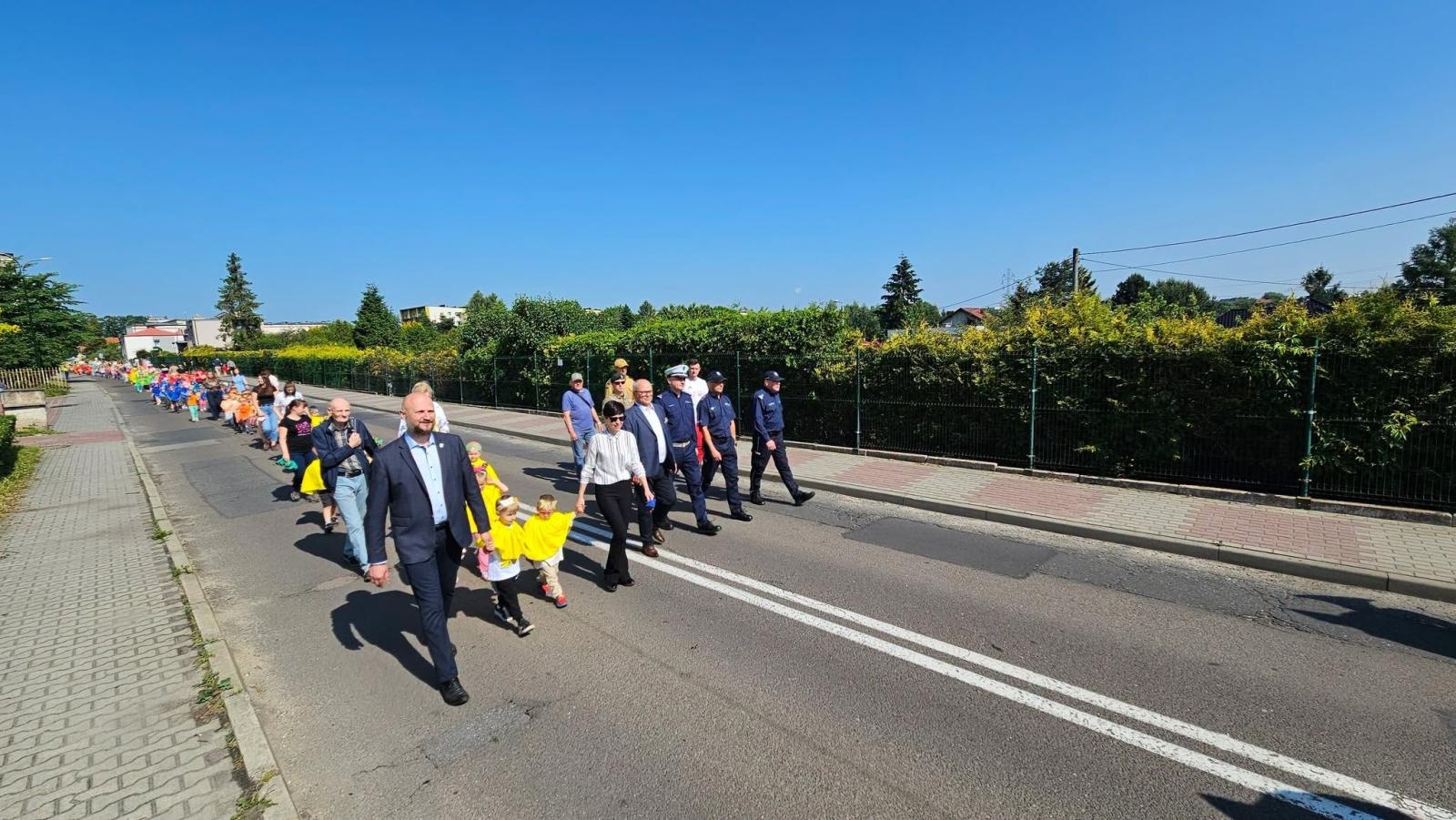 Zdjęcie w galerii na portalu naszwodzislaw.com: Płonący olej, psy policyjne i sprzęt ratowniczy. Piknik Bezpieczeństwa zachwycił Radlin [FOTO] wiadomości z regionu