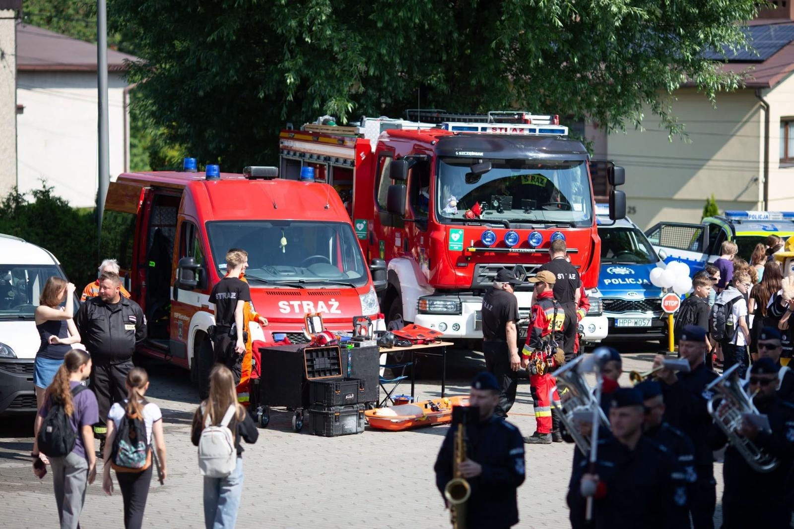Zdjęcie w galerii na portalu naszwodzislaw.com: Płonący olej, psy policyjne i sprzęt ratowniczy. Piknik Bezpieczeństwa zachwycił Radlin [FOTO] wiadomości z regionu