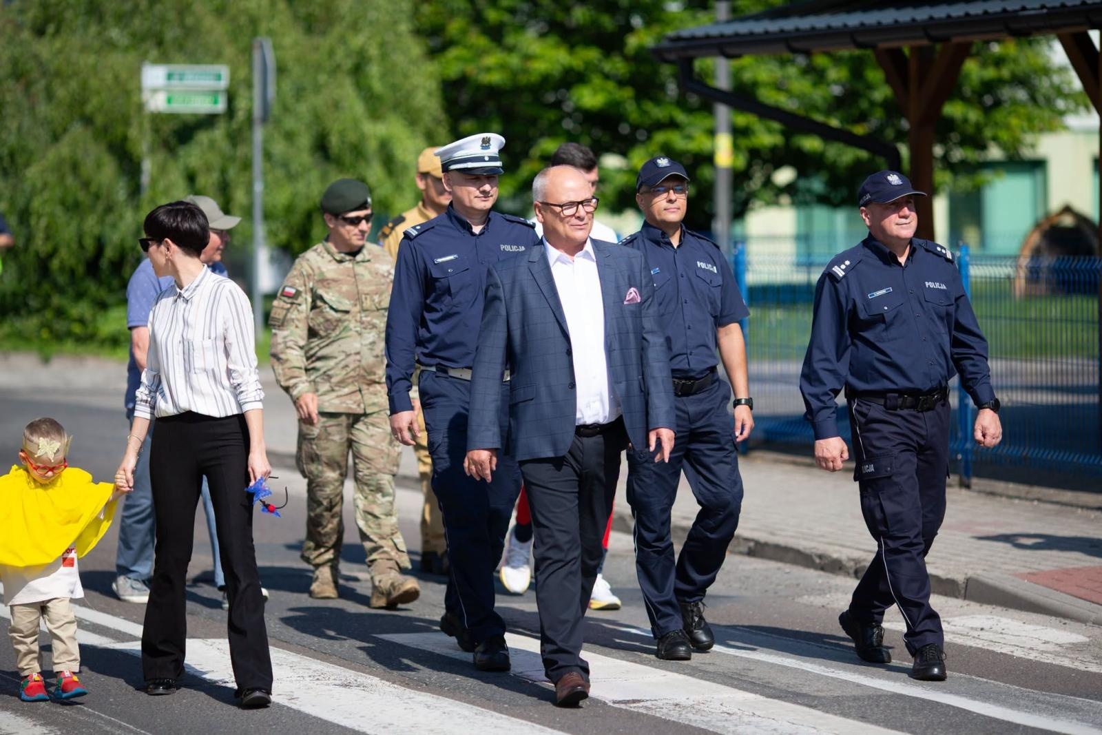 Zdjęcie w galerii na portalu naszwodzislaw.com: Płonący olej, psy policyjne i sprzęt ratowniczy. Piknik Bezpieczeństwa zachwycił Radlin [FOTO] wiadomości z regionu