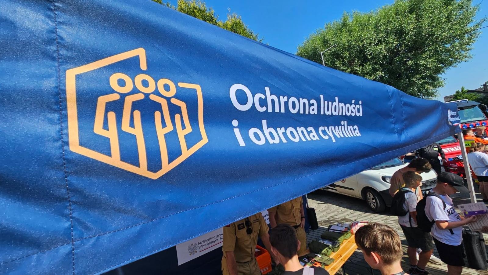 Zdjęcie w galerii na portalu naszwodzislaw.com: Płonący olej, psy policyjne i sprzęt ratowniczy. Piknik Bezpieczeństwa zachwycił Radlin [FOTO] wiadomości z regionu