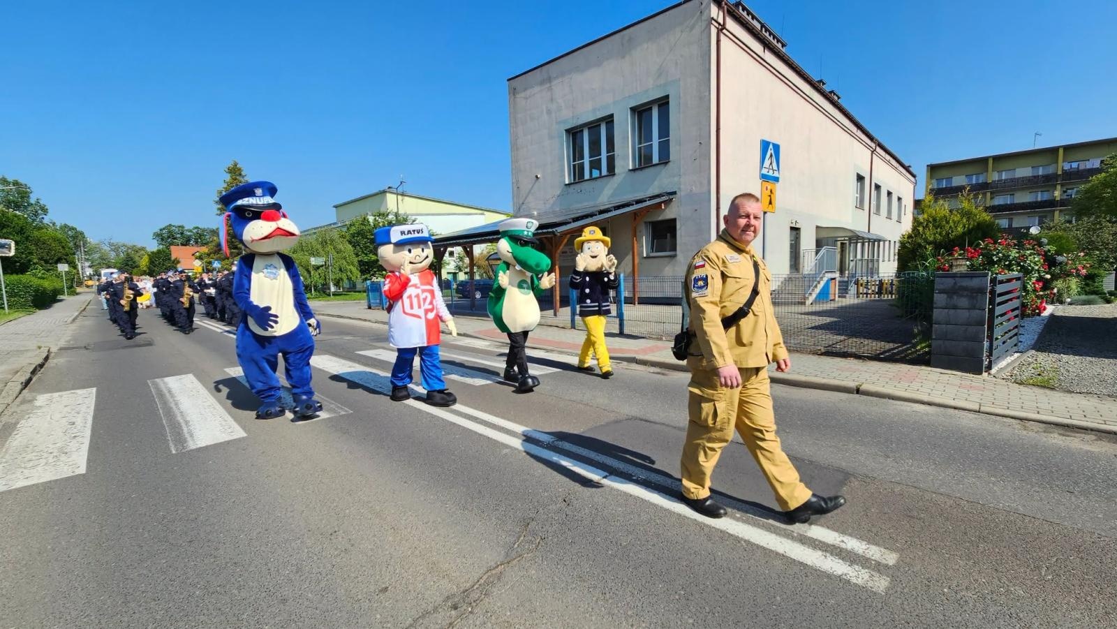 Zdjęcie w galerii na portalu naszwodzislaw.com: Płonący olej, psy policyjne i sprzęt ratowniczy. Piknik Bezpieczeństwa zachwycił Radlin [FOTO] wiadomości z regionu