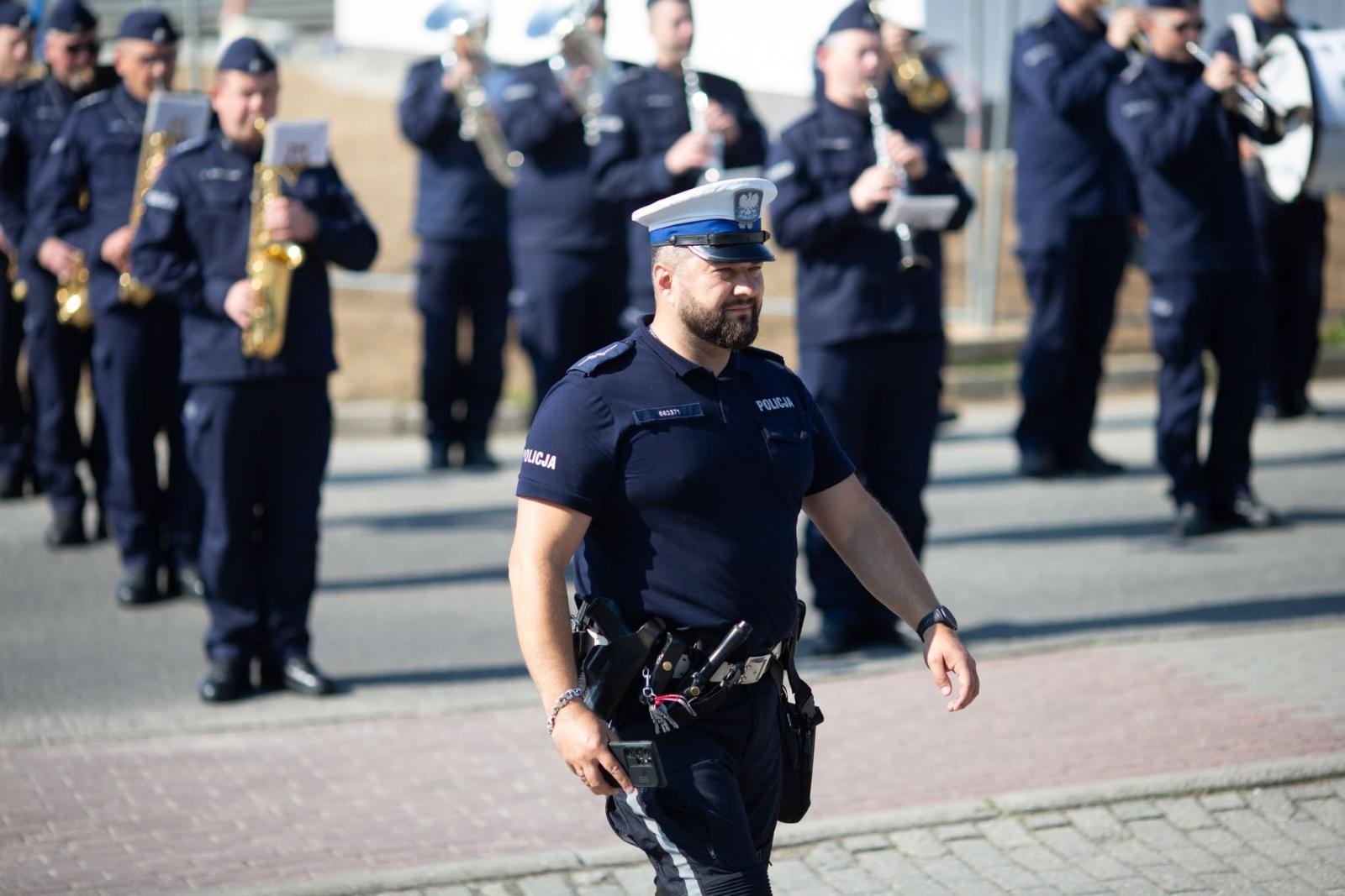 Zdjęcie w galerii na portalu naszwodzislaw.com: Płonący olej, psy policyjne i sprzęt ratowniczy. Piknik Bezpieczeństwa zachwycił Radlin [FOTO] wiadomości z regionu