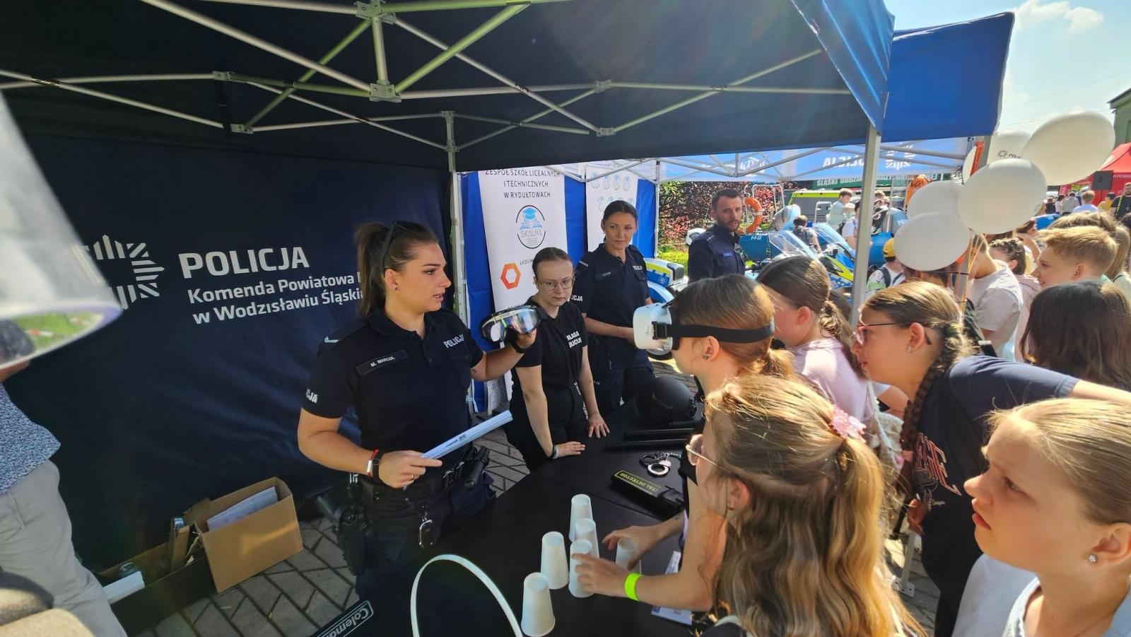 Zdjęcie w galerii na portalu naszwodzislaw.com: Płonący olej, psy policyjne i sprzęt ratowniczy. Piknik Bezpieczeństwa zachwycił Radlin [FOTO] wiadomości z regionu