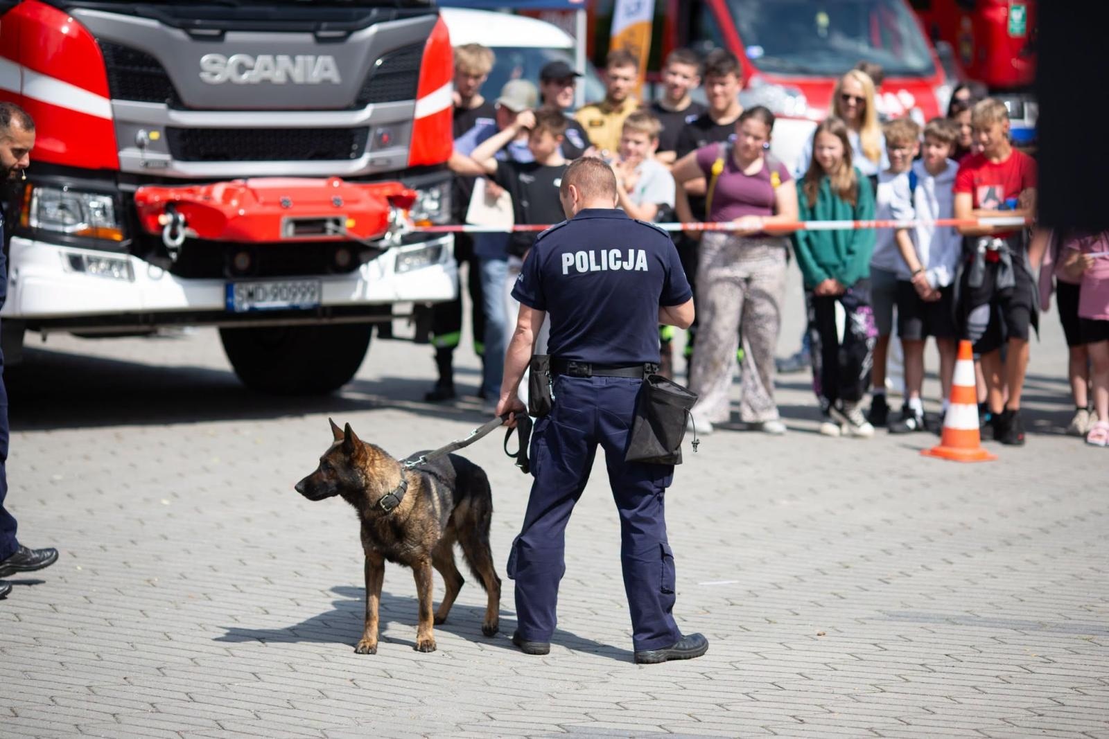 Zdjęcie w galerii na portalu naszwodzislaw.com: Płonący olej, psy policyjne i sprzęt ratowniczy. Piknik Bezpieczeństwa zachwycił Radlin [FOTO] wiadomości z regionu