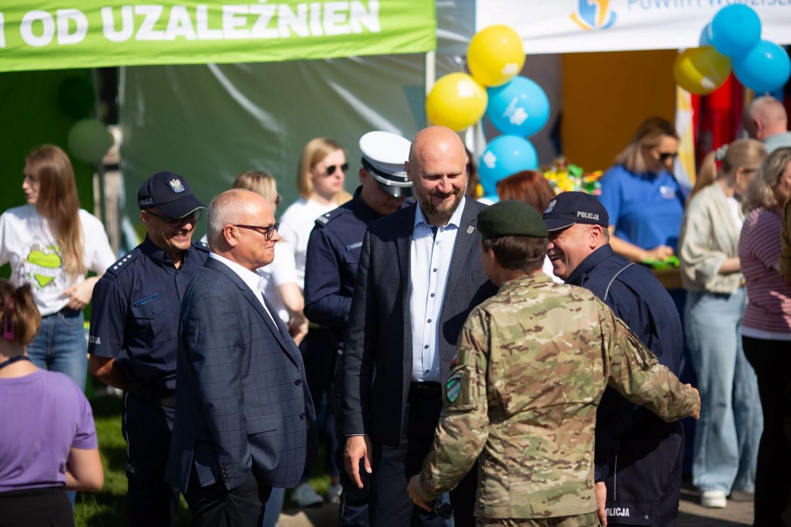 Zdjęcie w galerii na portalu naszwodzislaw.com: Płonący olej, psy policyjne i sprzęt ratowniczy. Piknik Bezpieczeństwa zachwycił Radlin [FOTO] wiadomości z regionu