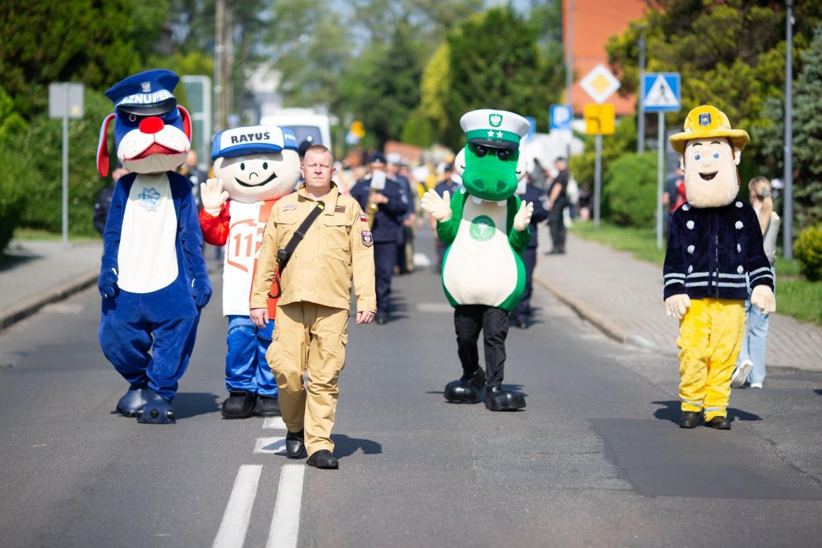 Zdjęcie w galerii na portalu naszwodzislaw.com: Płonący olej, psy policyjne i sprzęt ratowniczy. Piknik Bezpieczeństwa zachwycił Radlin [FOTO] wiadomości z regionu