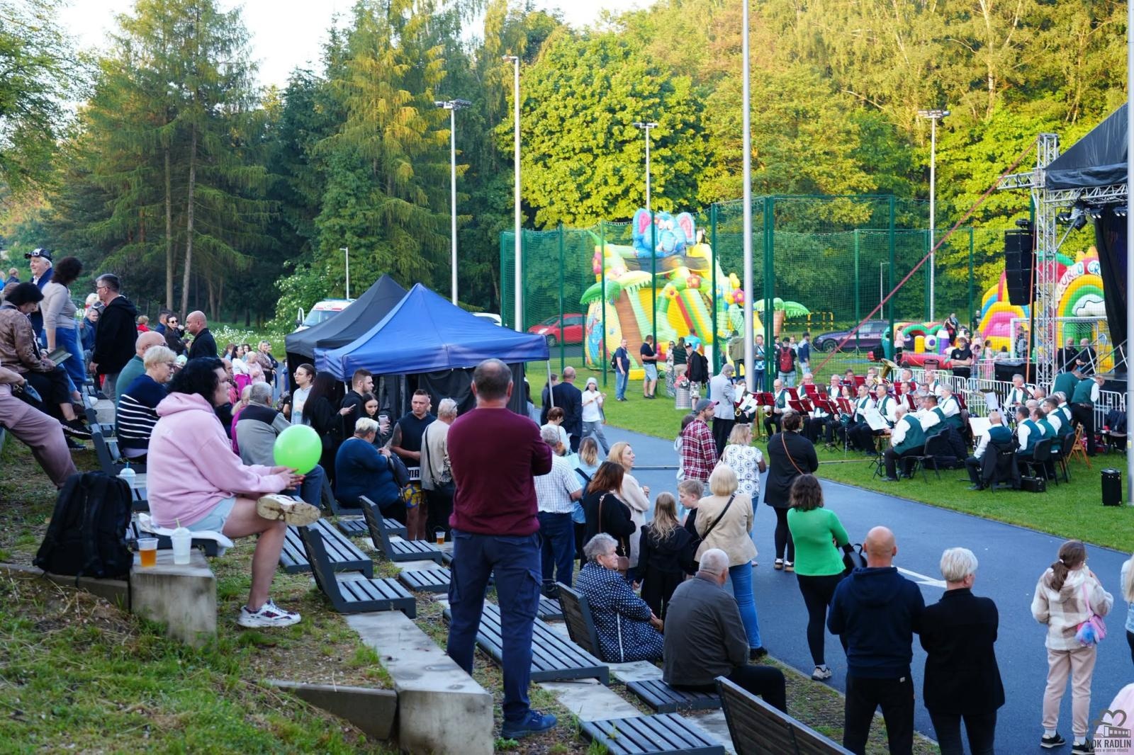Zdjęcie w galerii na portalu naszwodzislaw.com: Folk, muzyka i emocje mimo deszczu. Za nami II Festiwal FOLK IN RADLIN wiadomości z regionu