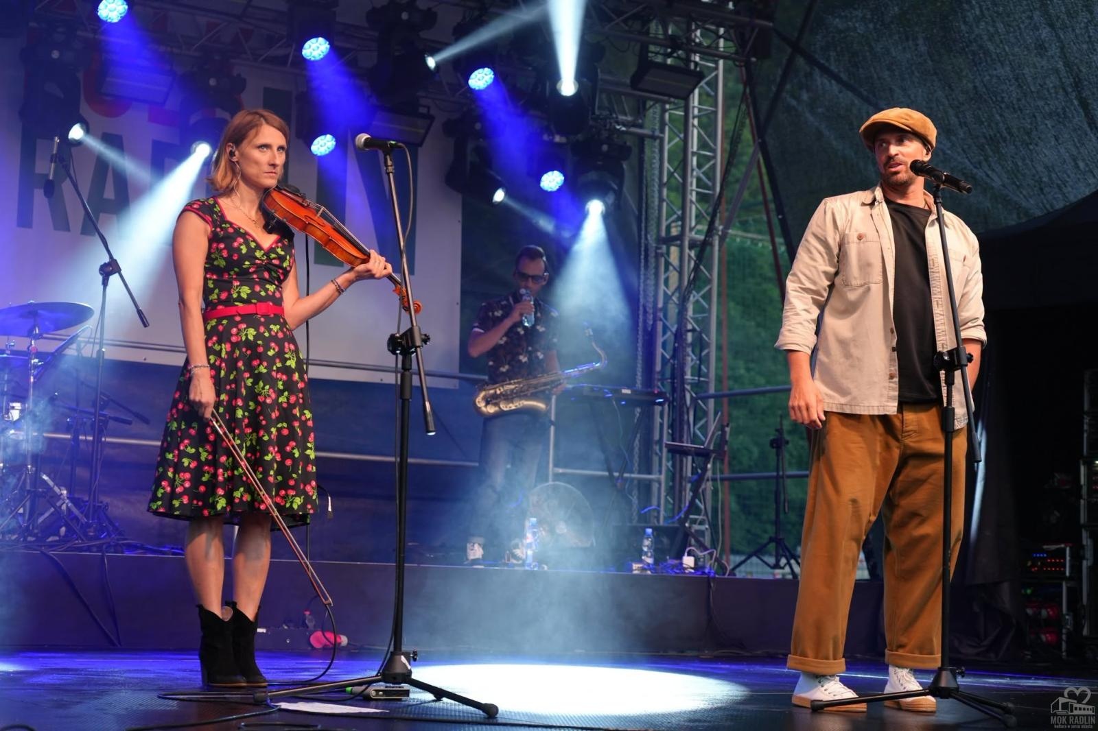 Zdjęcie w galerii na portalu naszwodzislaw.com: Folk, muzyka i emocje mimo deszczu. Za nami II Festiwal FOLK IN RADLIN wiadomości z regionu
