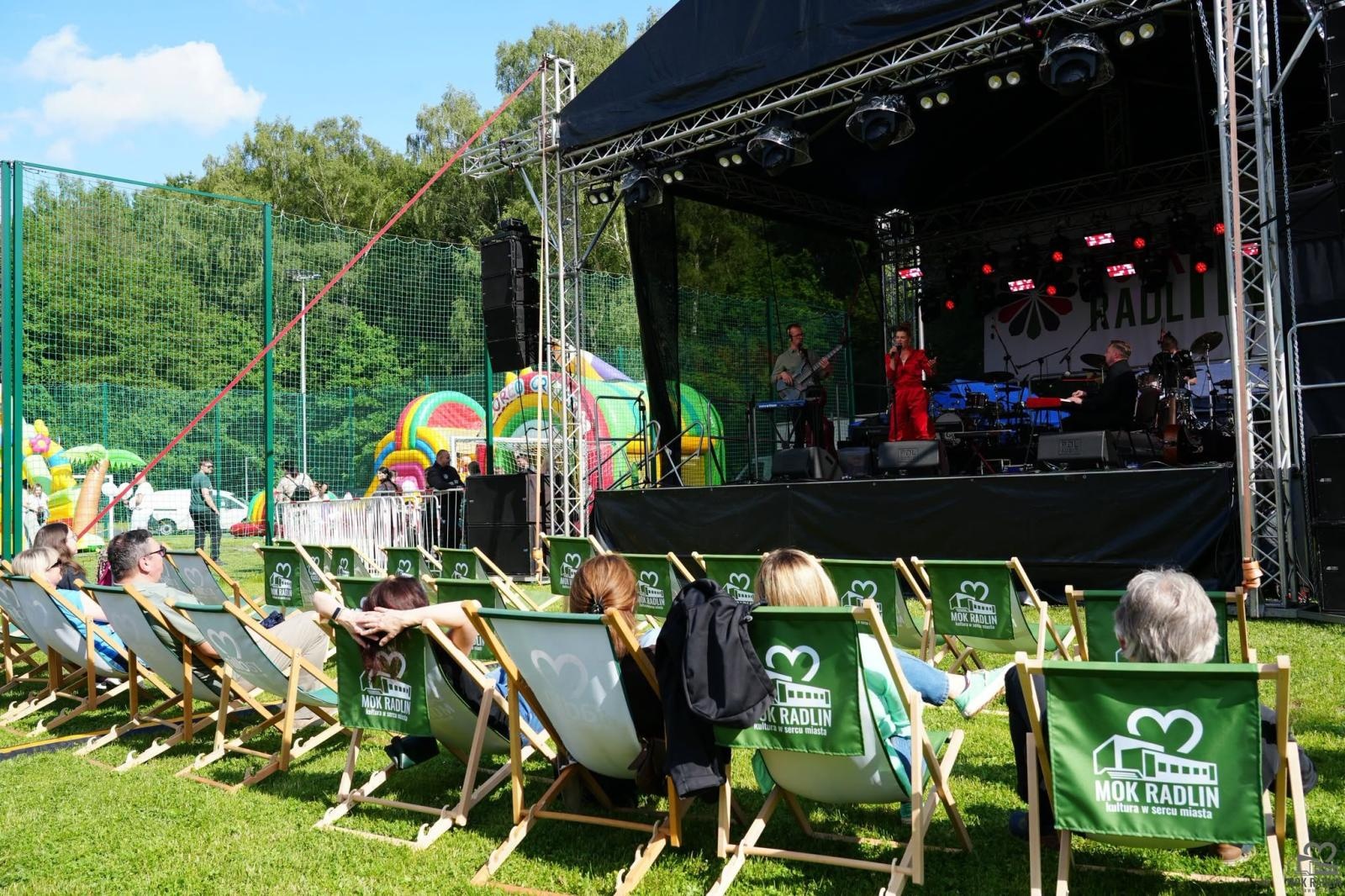 Zdjęcie w galerii na portalu naszwodzislaw.com: Folk, muzyka i emocje mimo deszczu. Za nami II Festiwal FOLK IN RADLIN wiadomości z regionu
