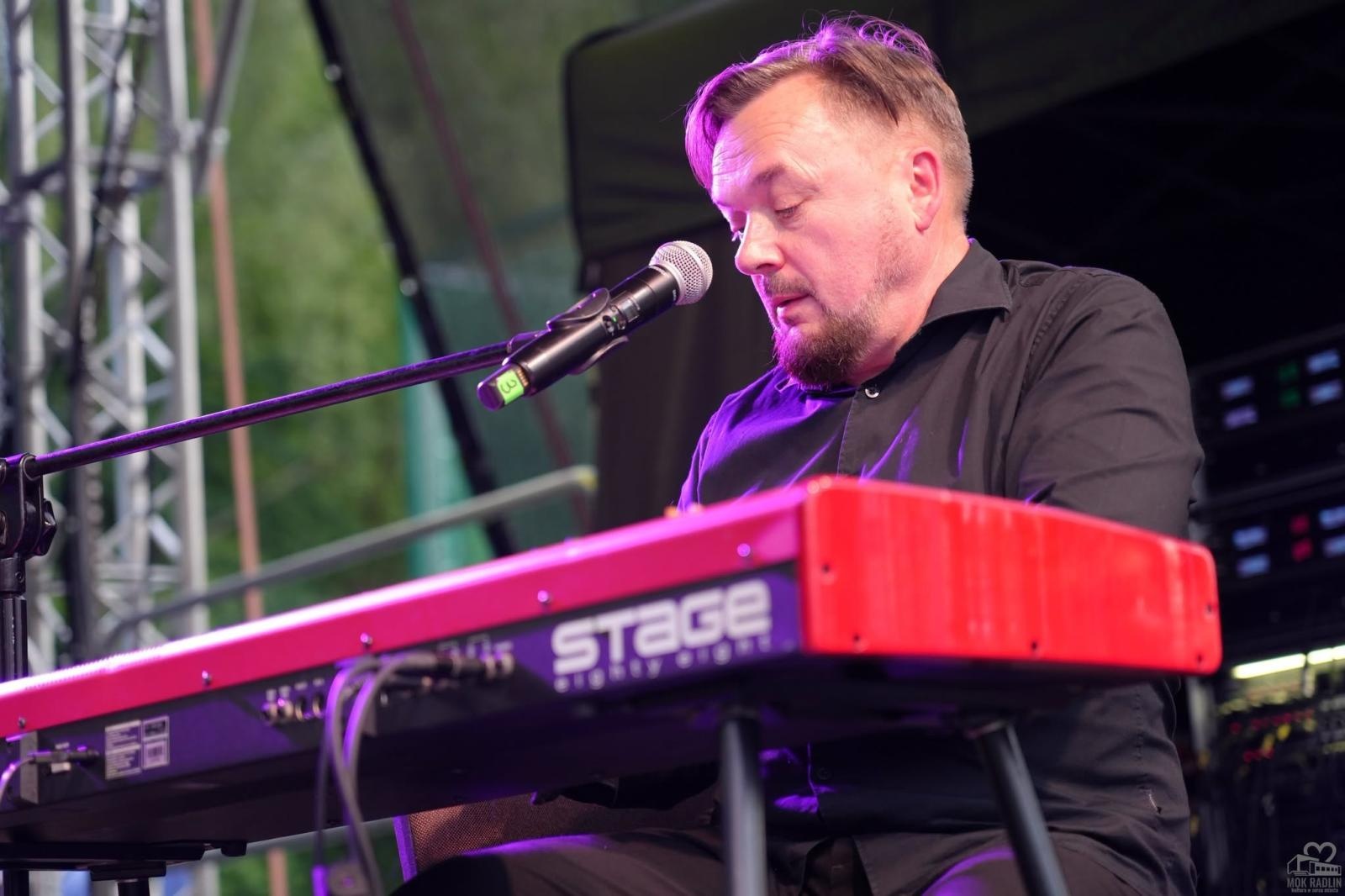 Zdjęcie w galerii na portalu naszwodzislaw.com: Folk, muzyka i emocje mimo deszczu. Za nami II Festiwal FOLK IN RADLIN wiadomości z regionu