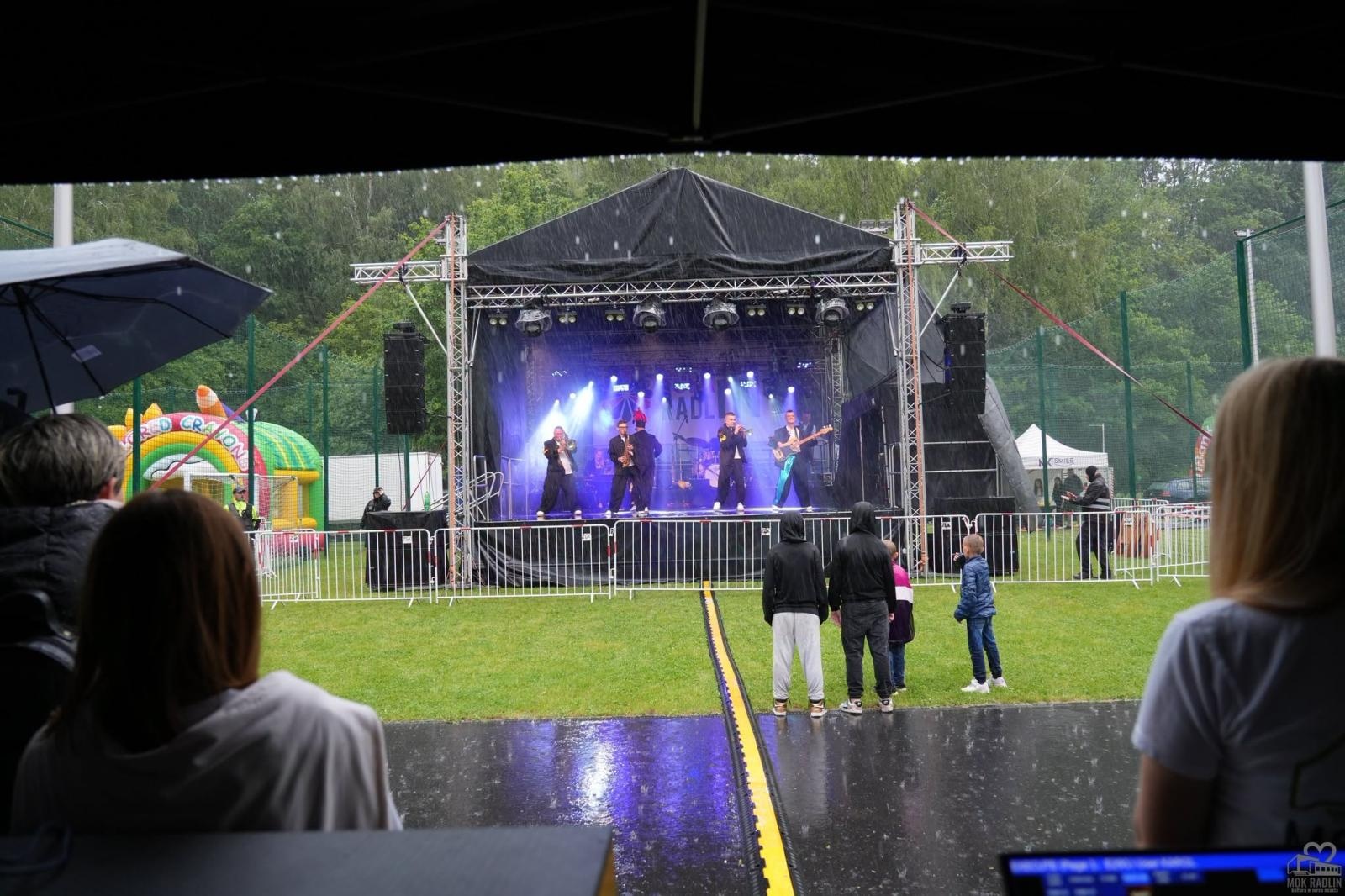 Zdjęcie w galerii na portalu naszwodzislaw.com: Folk, muzyka i emocje mimo deszczu. Za nami II Festiwal FOLK IN RADLIN wiadomości z regionu