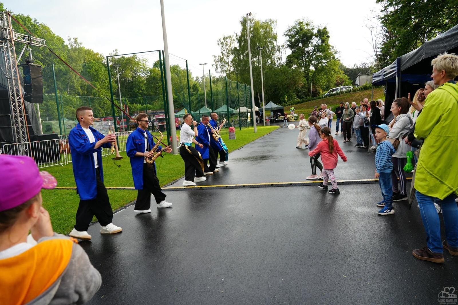Zdjęcie w galerii na portalu naszwodzislaw.com: Folk, muzyka i emocje mimo deszczu. Za nami II Festiwal FOLK IN RADLIN wiadomości z regionu