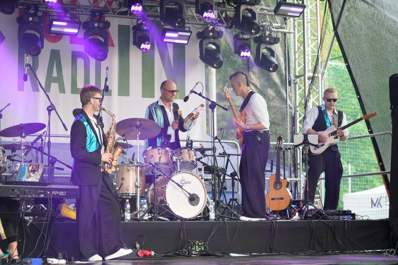 Zdjęcie w galerii na portalu naszwodzislaw.com: Folk, muzyka i emocje mimo deszczu. Za nami II Festiwal FOLK IN RADLIN wiadomości z regionu