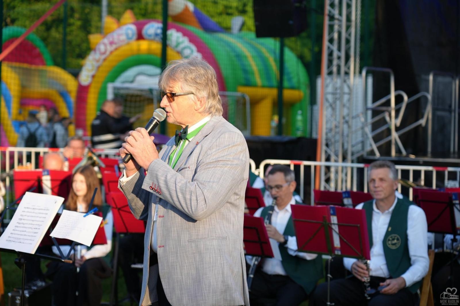 Zdjęcie w galerii na portalu naszwodzislaw.com: Folk, muzyka i emocje mimo deszczu. Za nami II Festiwal FOLK IN RADLIN wiadomości z regionu