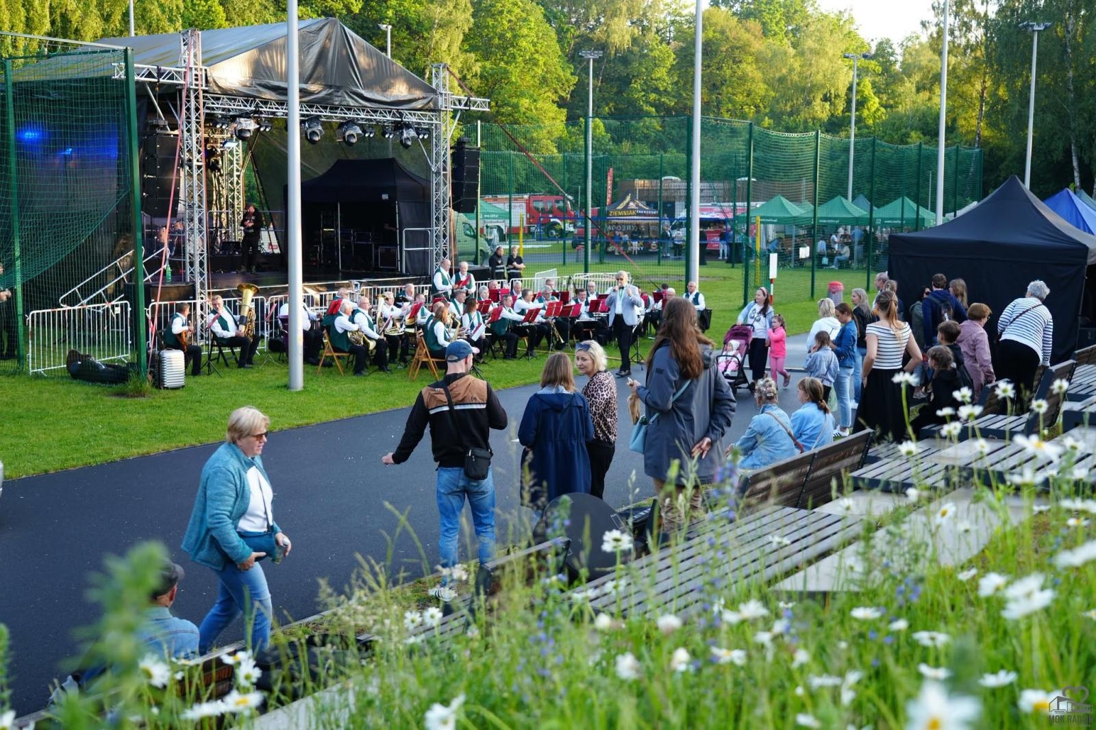 Zdjęcie w galerii na portalu naszwodzislaw.com: Folk, muzyka i emocje mimo deszczu. Za nami II Festiwal FOLK IN RADLIN wiadomości z regionu