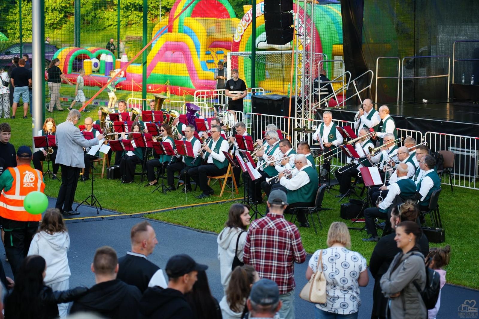 Zdjęcie w galerii na portalu naszwodzislaw.com: Folk, muzyka i emocje mimo deszczu. Za nami II Festiwal FOLK IN RADLIN wiadomości z regionu