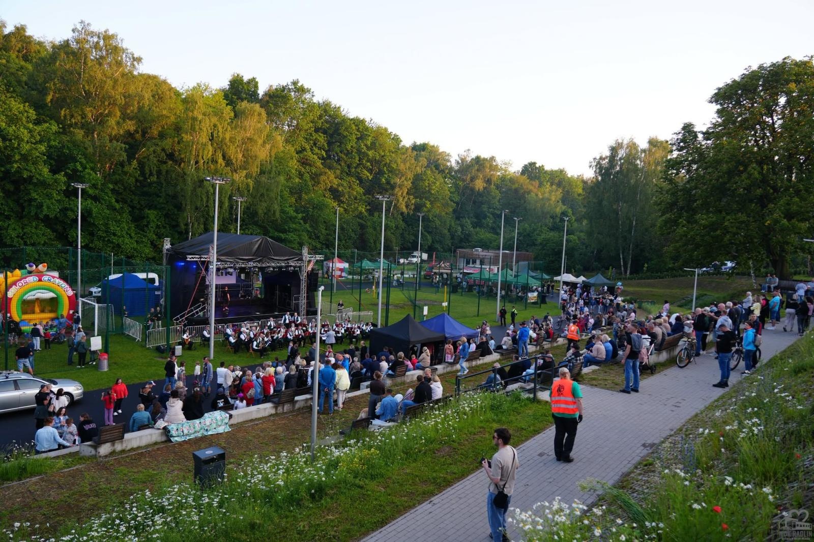 Zdjęcie w galerii na portalu naszwodzislaw.com: Folk, muzyka i emocje mimo deszczu. Za nami II Festiwal FOLK IN RADLIN wiadomości z regionu
