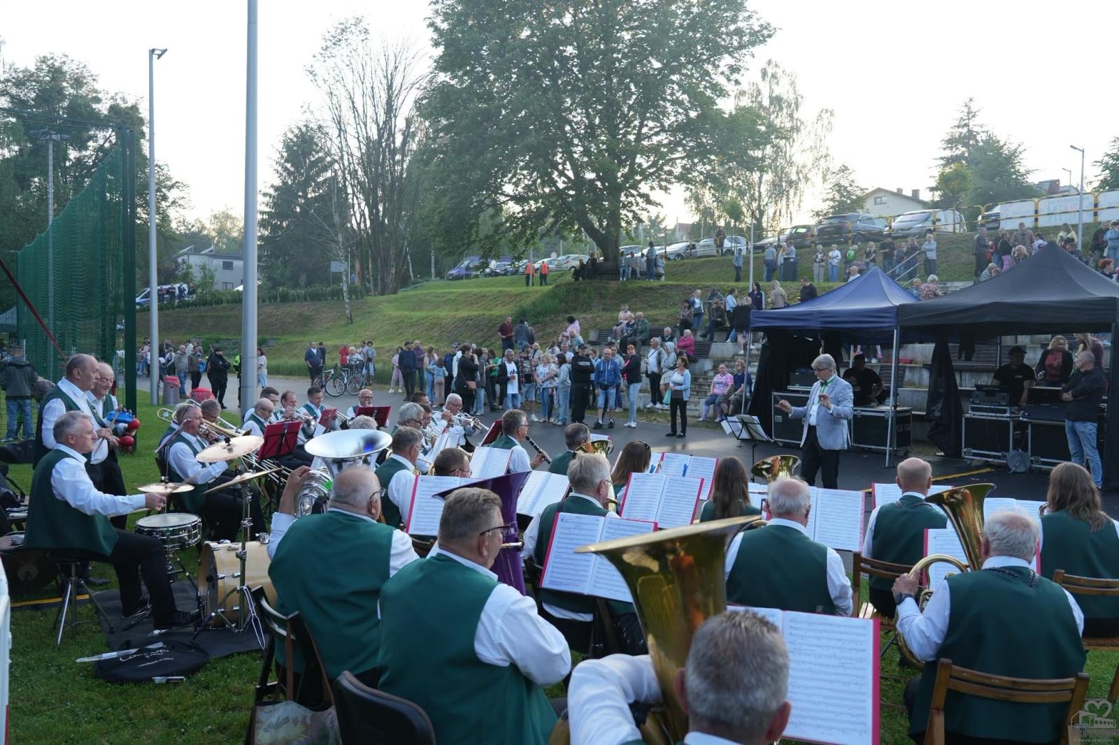 Zdjęcie w galerii na portalu naszwodzislaw.com: Folk, muzyka i emocje mimo deszczu. Za nami II Festiwal FOLK IN RADLIN wiadomości z regionu