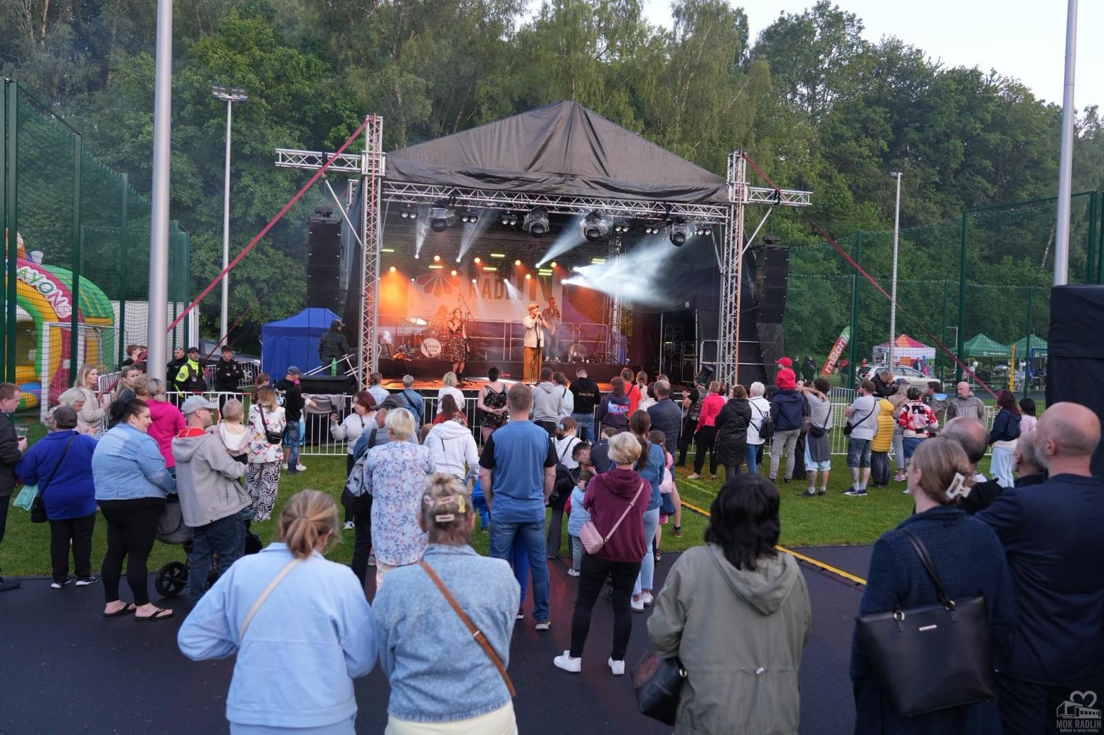 Zdjęcie w galerii na portalu naszwodzislaw.com: Folk, muzyka i emocje mimo deszczu. Za nami II Festiwal FOLK IN RADLIN wiadomości z regionu
