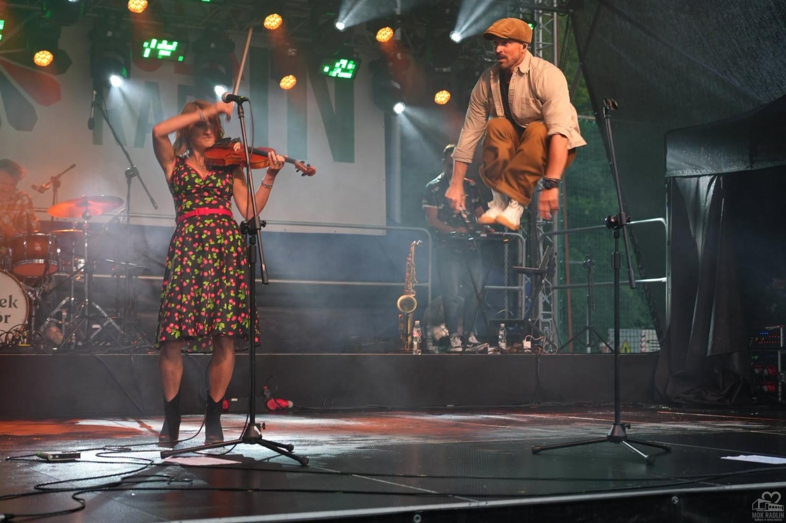 Zdjęcie w galerii na portalu naszwodzislaw.com: Folk, muzyka i emocje mimo deszczu. Za nami II Festiwal FOLK IN RADLIN wiadomości z regionu