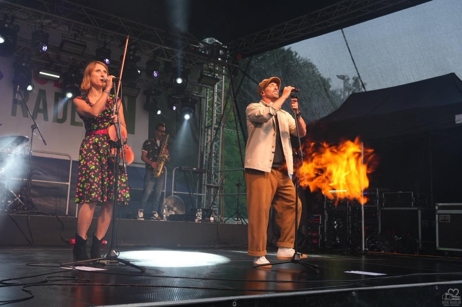 Zdjęcie w galerii na portalu naszwodzislaw.com: Folk, muzyka i emocje mimo deszczu. Za nami II Festiwal FOLK IN RADLIN wiadomości z regionu