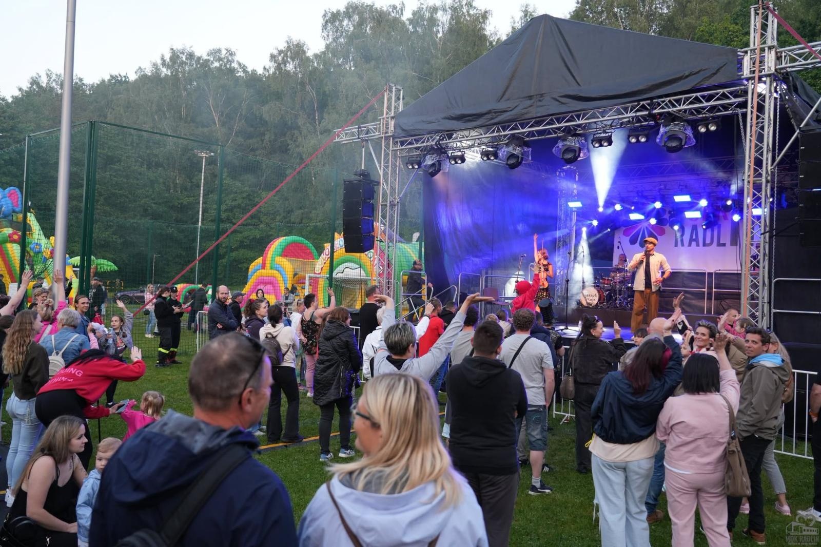 Zdjęcie w galerii na portalu naszwodzislaw.com: Folk, muzyka i emocje mimo deszczu. Za nami II Festiwal FOLK IN RADLIN wiadomości z regionu