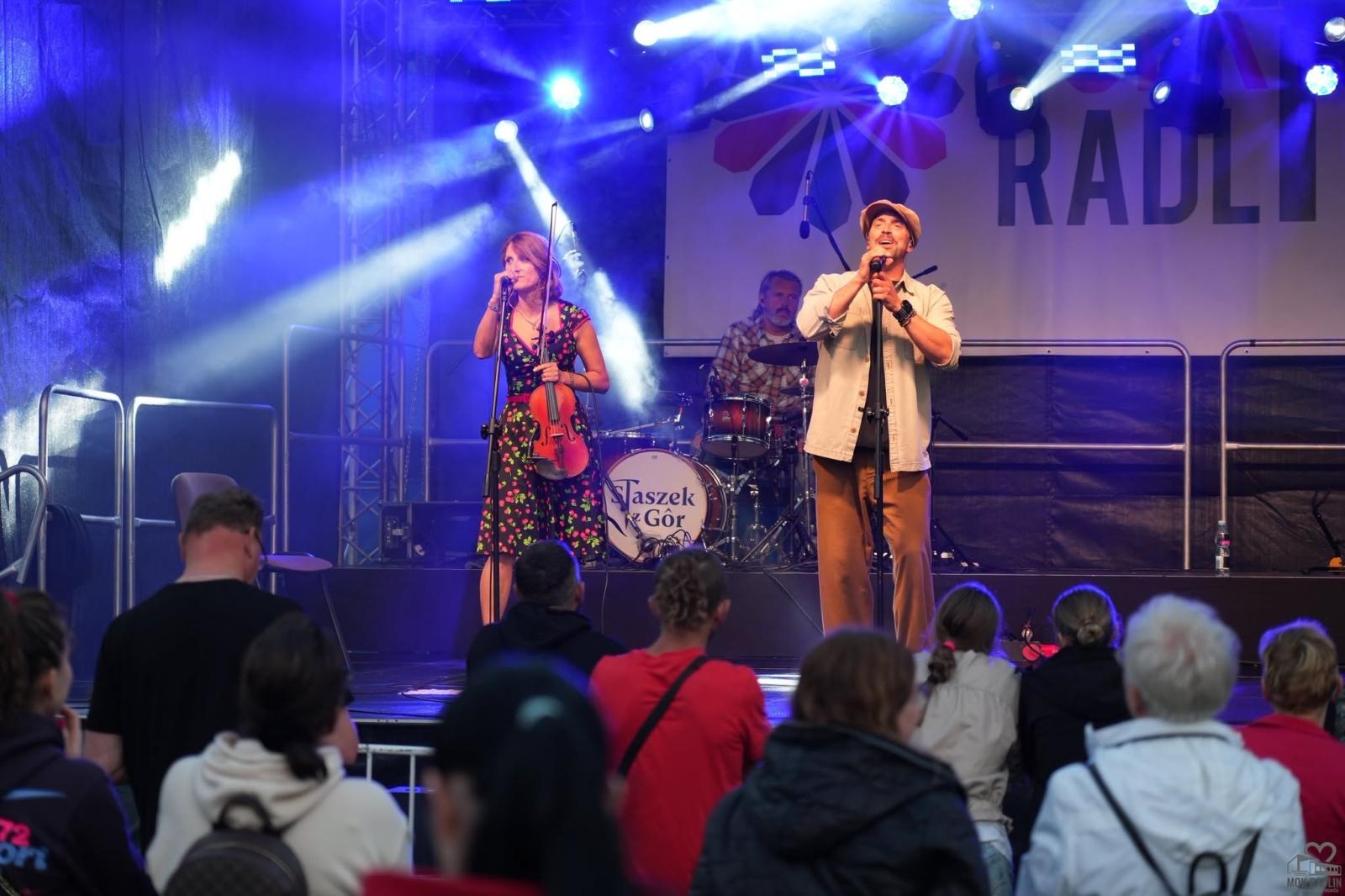 Zdjęcie w galerii na portalu naszwodzislaw.com: Folk, muzyka i emocje mimo deszczu. Za nami II Festiwal FOLK IN RADLIN wiadomości z regionu