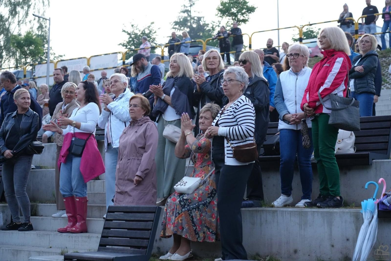 Zdjęcie w galerii na portalu naszwodzislaw.com: Folk, muzyka i emocje mimo deszczu. Za nami II Festiwal FOLK IN RADLIN wiadomości z regionu