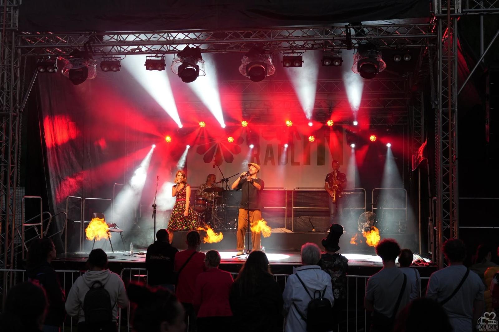 Zdjęcie w galerii na portalu naszwodzislaw.com: Folk, muzyka i emocje mimo deszczu. Za nami II Festiwal FOLK IN RADLIN wiadomości z regionu