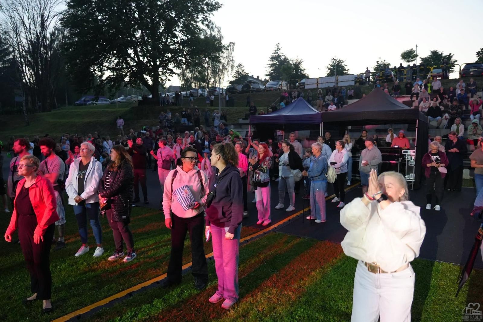 Zdjęcie w galerii na portalu naszwodzislaw.com: Folk, muzyka i emocje mimo deszczu. Za nami II Festiwal FOLK IN RADLIN wiadomości z regionu