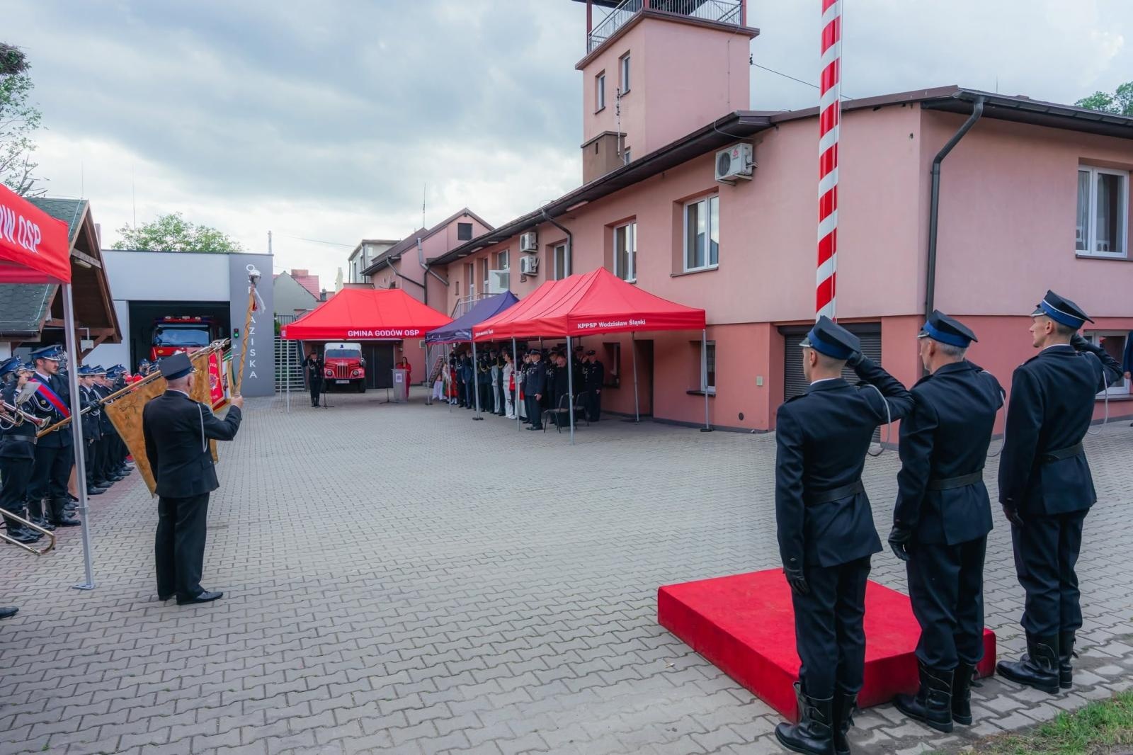 Zdjęcie w galerii na portalu naszwodzislaw.com: Święto strażaków z Łazisk. 115-lecie OSP i otwarcie nowoczesnej infrastruktury [FOTO] wiadomości z regionu