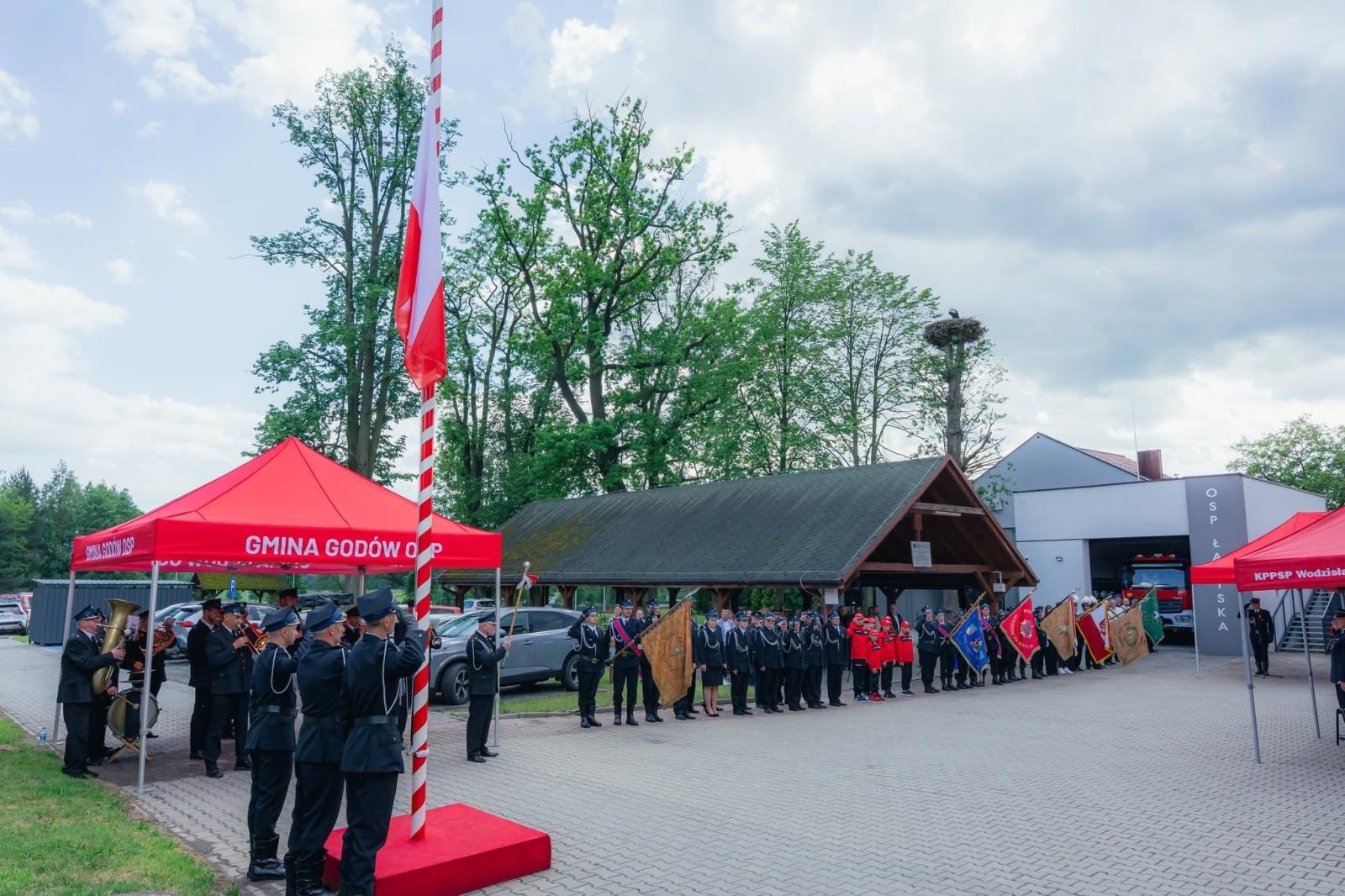 Zdjęcie w galerii na portalu naszwodzislaw.com: Święto strażaków z Łazisk. 115-lecie OSP i otwarcie nowoczesnej infrastruktury [FOTO] wiadomości z regionu