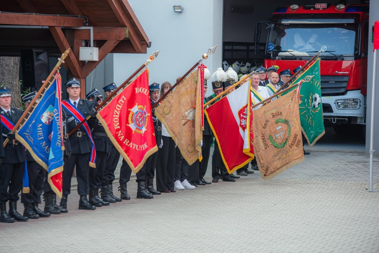 Zdjęcie w galerii na portalu naszwodzislaw.com: Święto strażaków z Łazisk. 115-lecie OSP i otwarcie nowoczesnej infrastruktury [FOTO] wiadomości z regionu