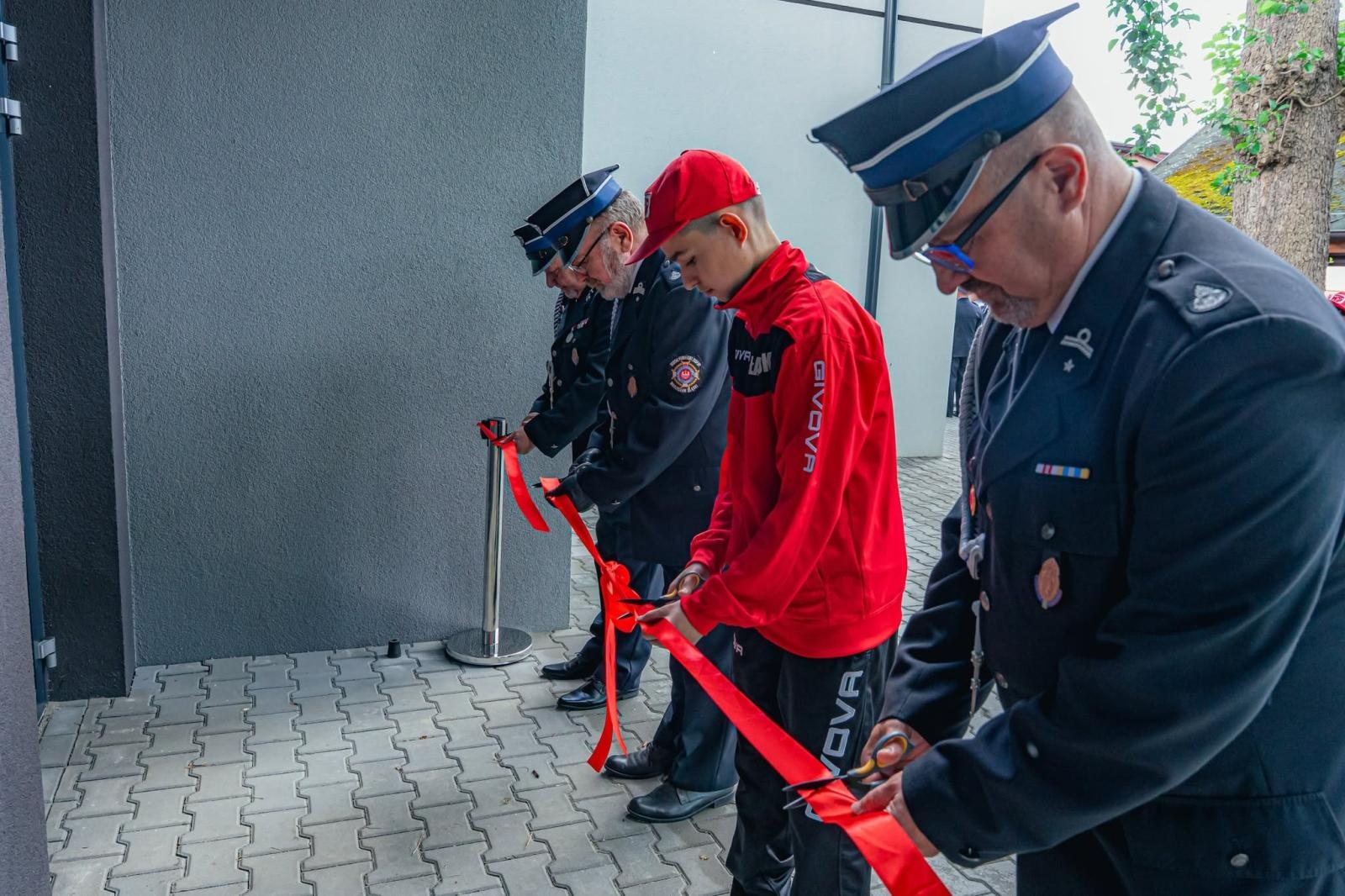 Zdjęcie w galerii na portalu naszwodzislaw.com: Święto strażaków z Łazisk. 115-lecie OSP i otwarcie nowoczesnej infrastruktury [FOTO] wiadomości z regionu