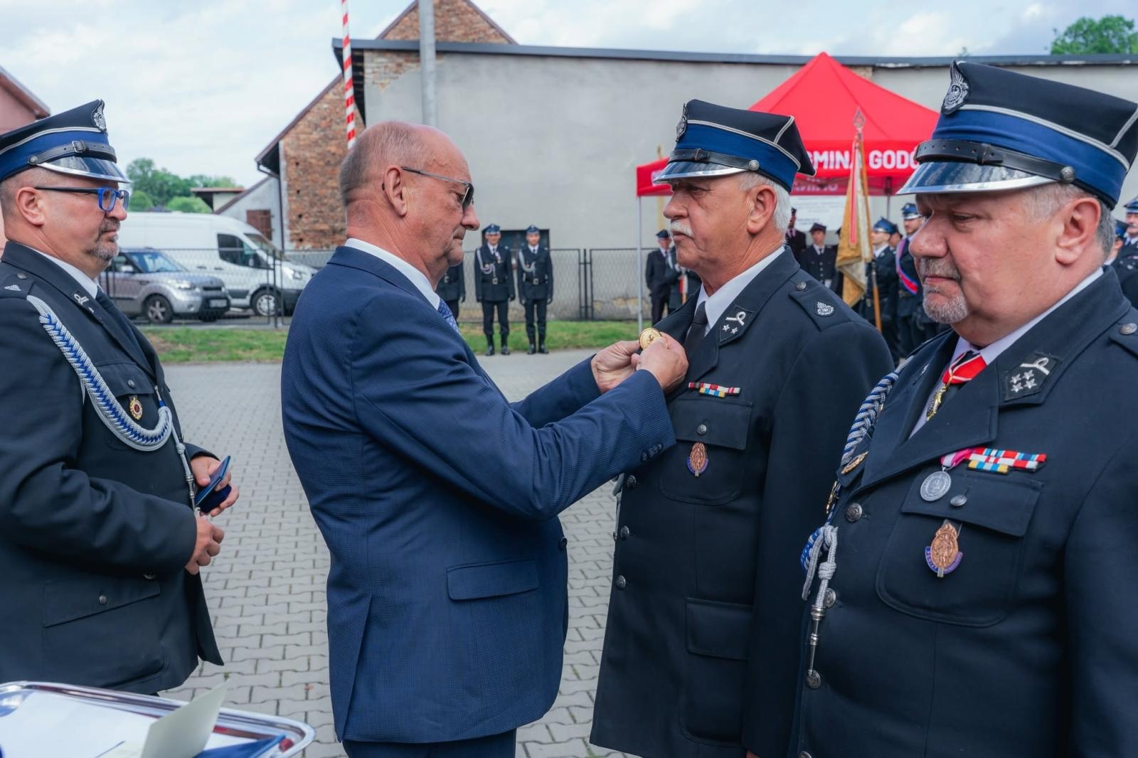 Zdjęcie w galerii na portalu naszwodzislaw.com: Święto strażaków z Łazisk. 115-lecie OSP i otwarcie nowoczesnej infrastruktury [FOTO] wiadomości z regionu