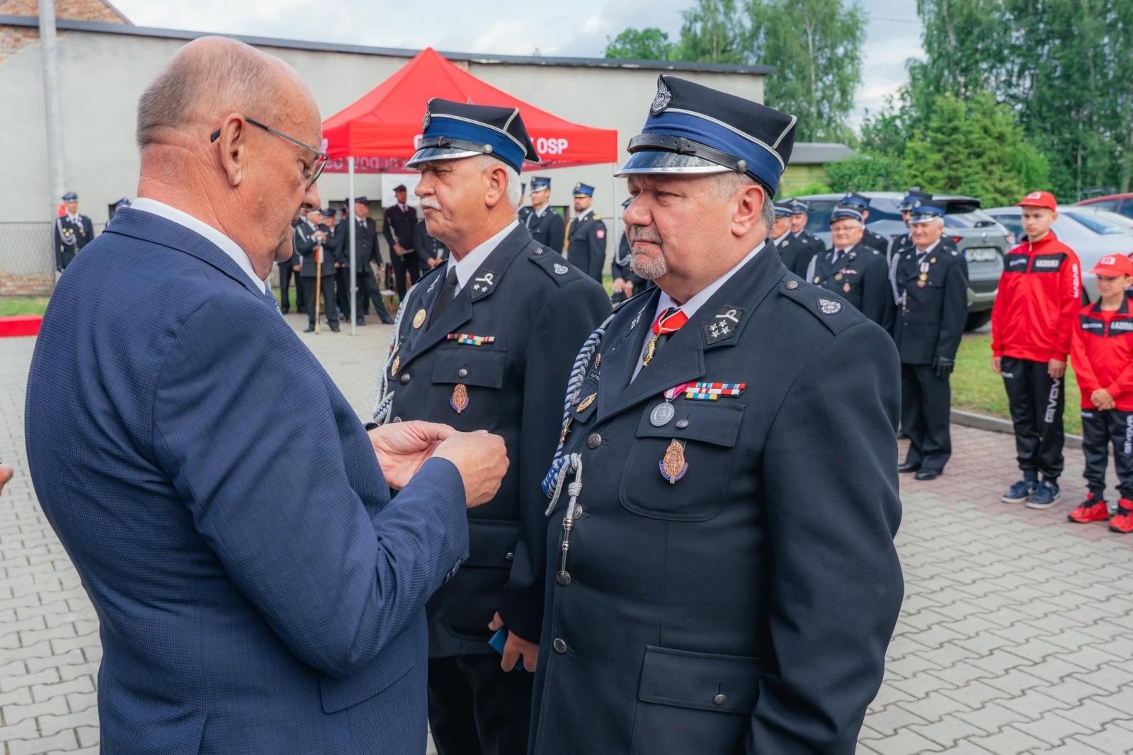 Zdjęcie w galerii na portalu naszwodzislaw.com: Święto strażaków z Łazisk. 115-lecie OSP i otwarcie nowoczesnej infrastruktury [FOTO] wiadomości z regionu
