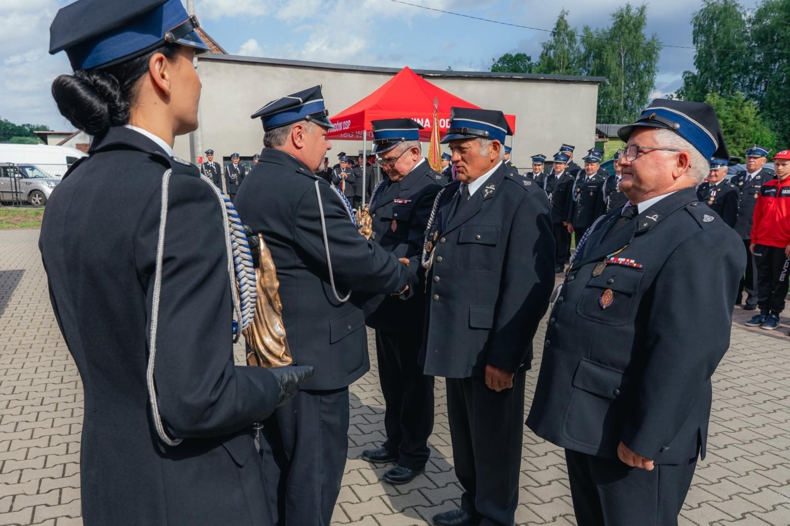 Zdjęcie w galerii na portalu naszwodzislaw.com: Święto strażaków z Łazisk. 115-lecie OSP i otwarcie nowoczesnej infrastruktury [FOTO] wiadomości z regionu