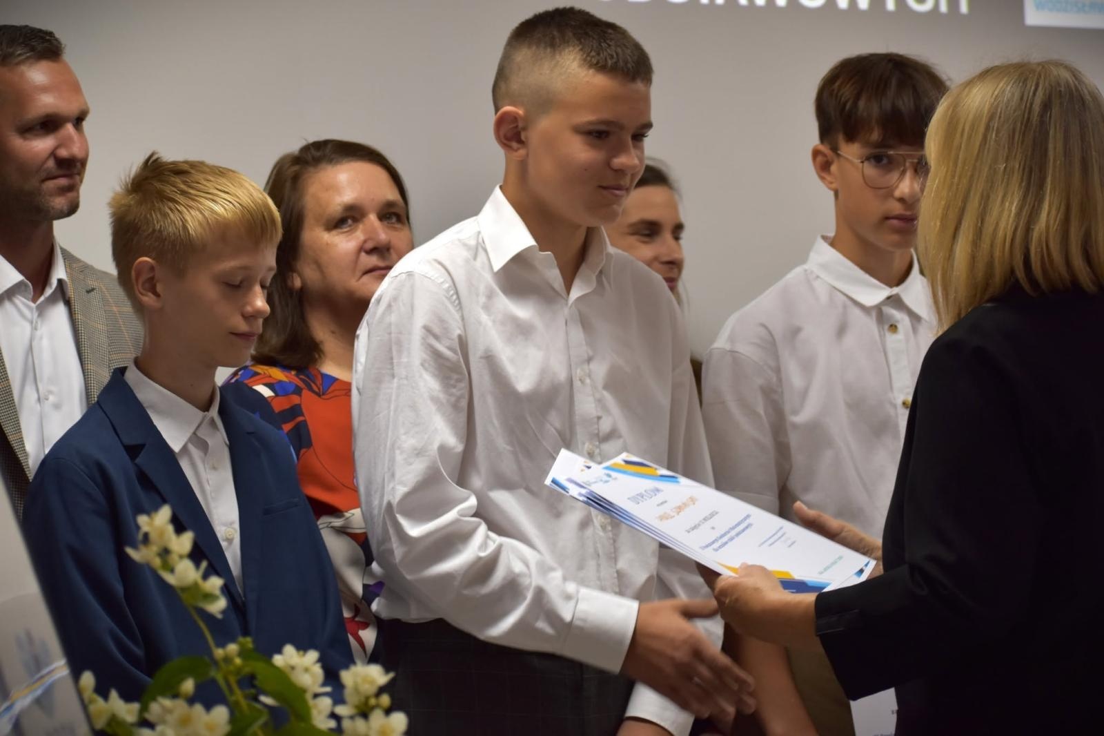 Zdjęcie w galerii na portalu naszwodzislaw.com: Najzdolniejsi uczniowie powiatu nagrodzeni. Gala Laureatów Konkursów Przedmiotowych w PODN wiadomości z regionu