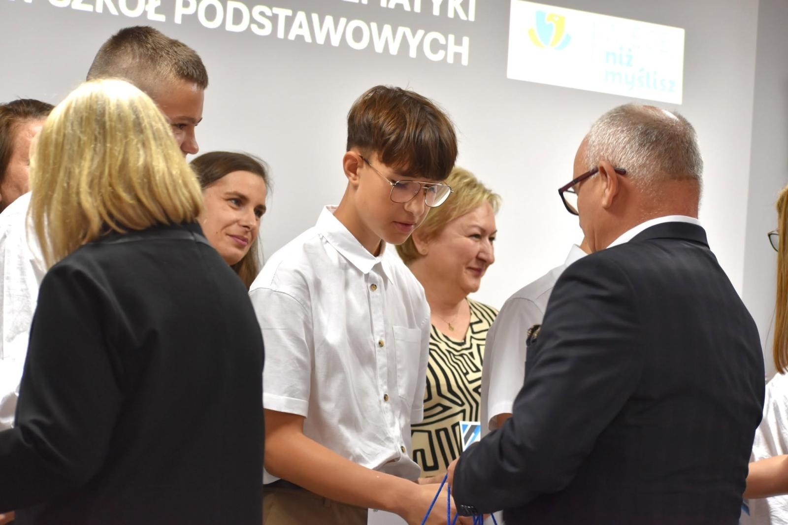 Zdjęcie w galerii na portalu naszwodzislaw.com: Najzdolniejsi uczniowie powiatu nagrodzeni. Gala Laureatów Konkursów Przedmiotowych w PODN wiadomości z regionu