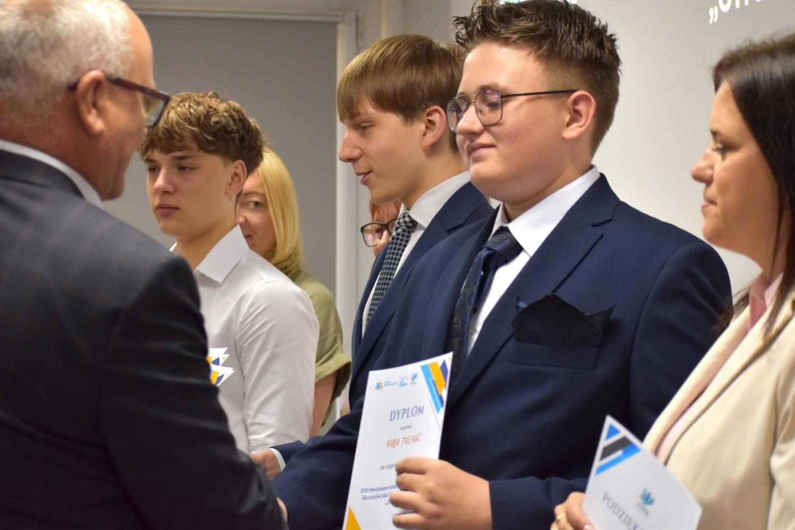 Zdjęcie w galerii na portalu naszwodzislaw.com: Najzdolniejsi uczniowie powiatu nagrodzeni. Gala Laureatów Konkursów Przedmiotowych w PODN wiadomości z regionu