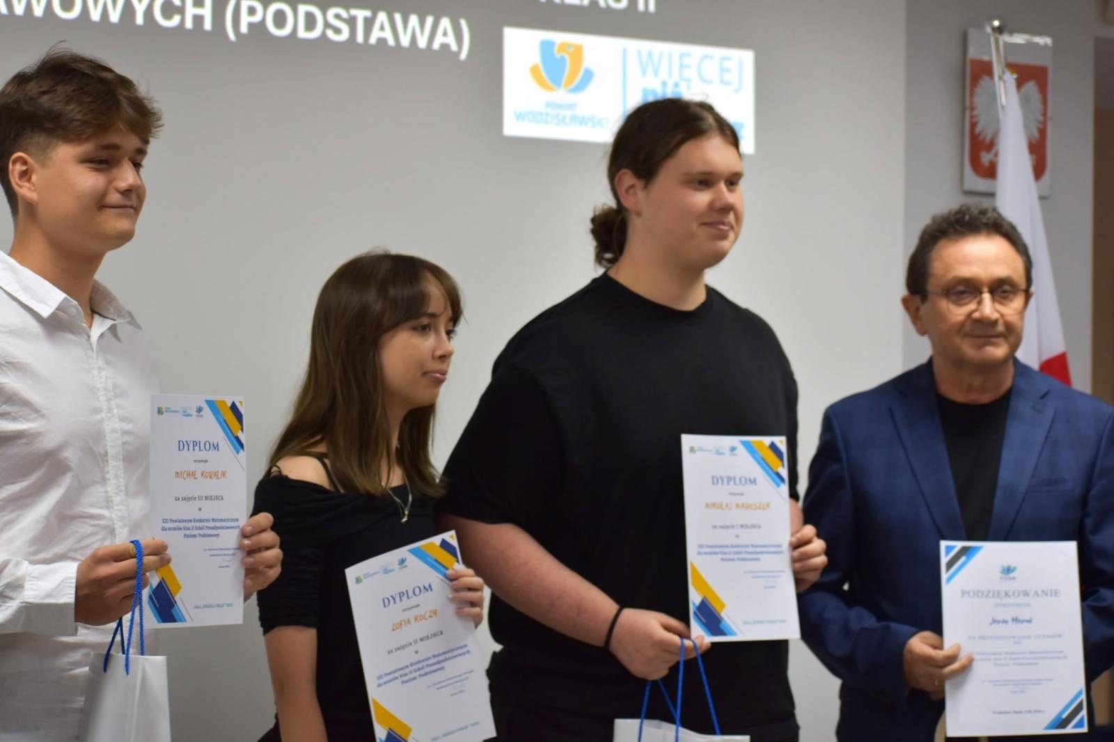 Zdjęcie w galerii na portalu naszwodzislaw.com: Najzdolniejsi uczniowie powiatu nagrodzeni. Gala Laureatów Konkursów Przedmiotowych w PODN wiadomości z regionu