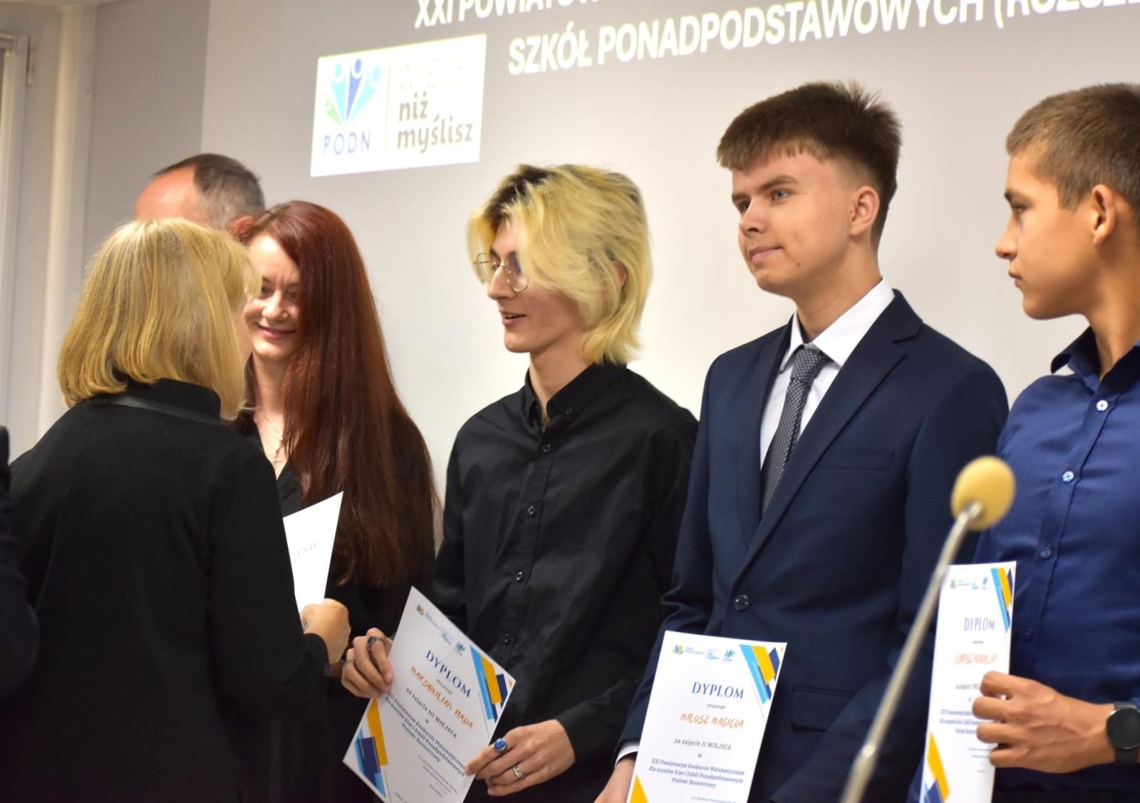 Zdjęcie w galerii na portalu naszwodzislaw.com: Najzdolniejsi uczniowie powiatu nagrodzeni. Gala Laureatów Konkursów Przedmiotowych w PODN wiadomości z regionu
