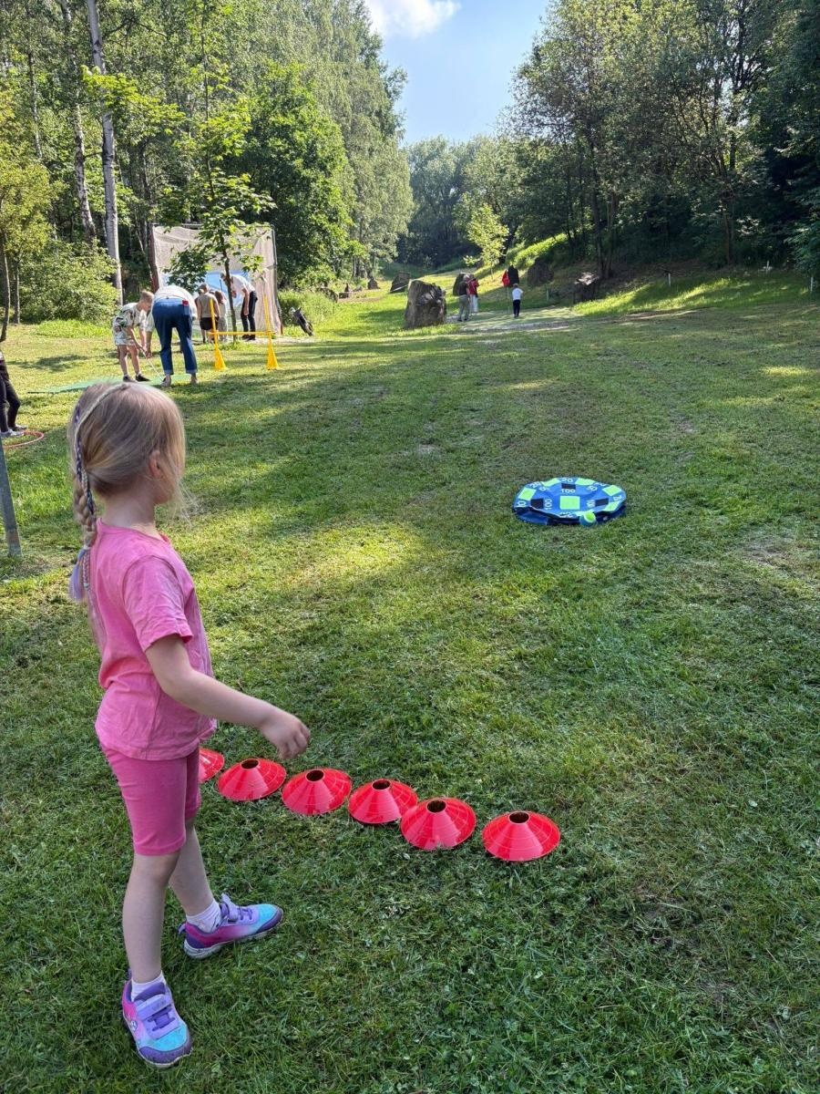 Zdjęcie w galerii na portalu naszwodzislaw.com: Sztafeta Pokoleń w Wodzisławiu. Golf łączy dzieci, dorosłych i seniorów wiadomości z regionu