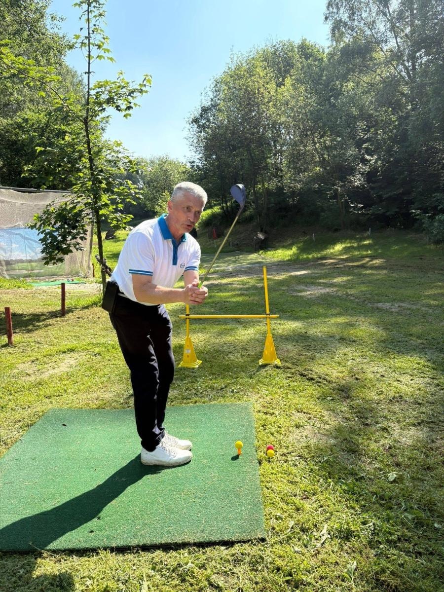 Zdjęcie w galerii na portalu naszwodzislaw.com: Sztafeta Pokoleń w Wodzisławiu. Golf łączy dzieci, dorosłych i seniorów wiadomości z regionu