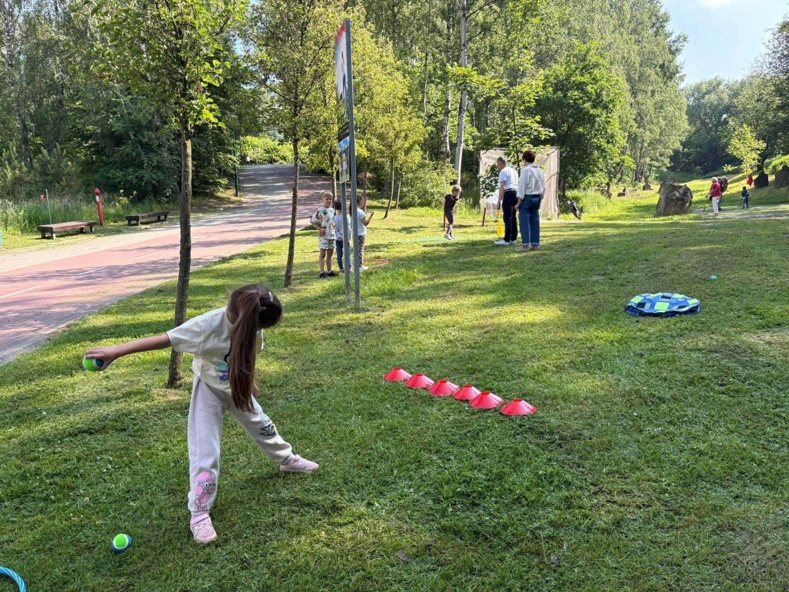 Zdjęcie w galerii na portalu naszwodzislaw.com: Sztafeta Pokoleń w Wodzisławiu. Golf łączy dzieci, dorosłych i seniorów wiadomości z regionu