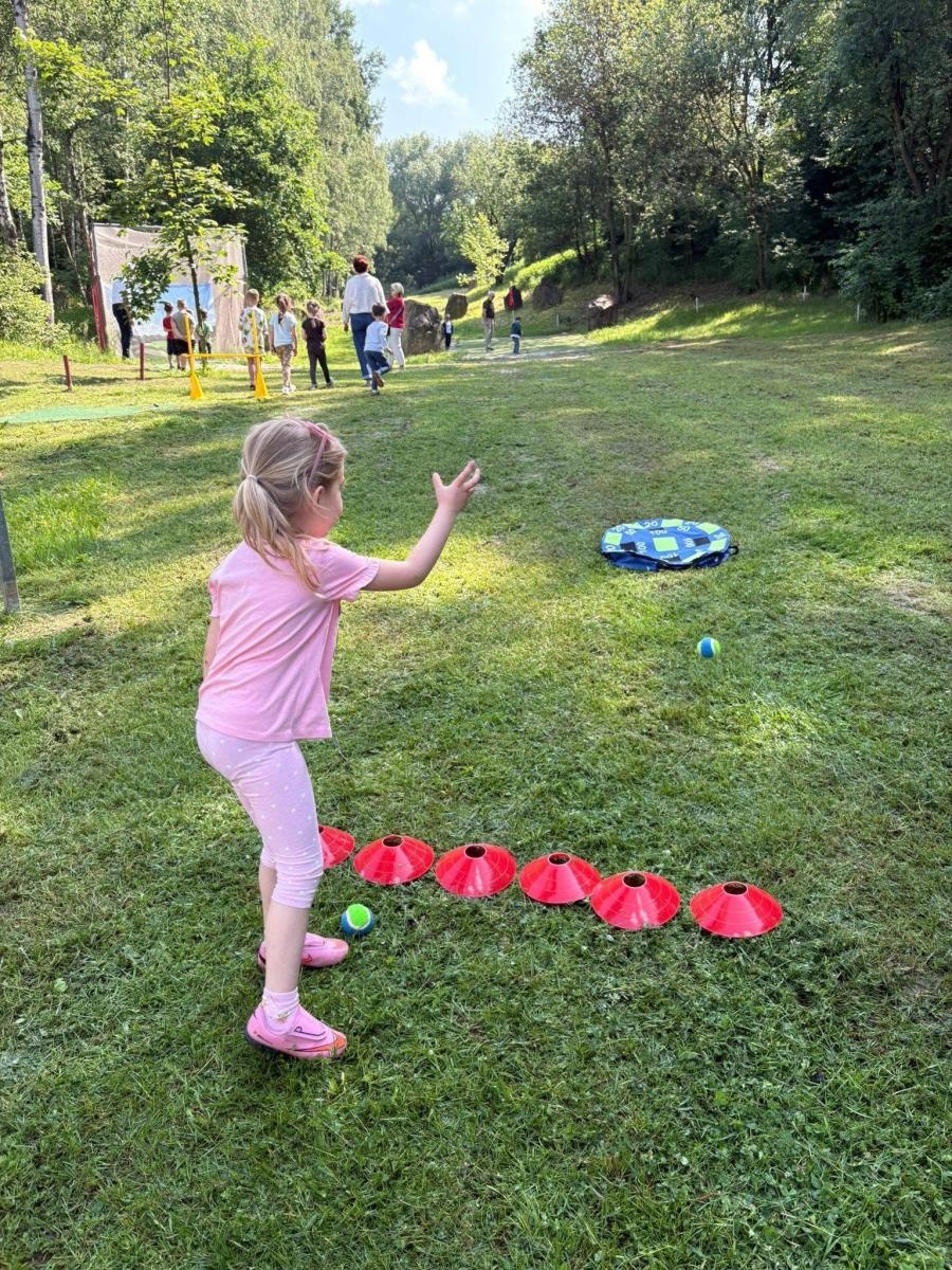 Zdjęcie w galerii na portalu naszwodzislaw.com: Sztafeta Pokoleń w Wodzisławiu. Golf łączy dzieci, dorosłych i seniorów wiadomości z regionu
