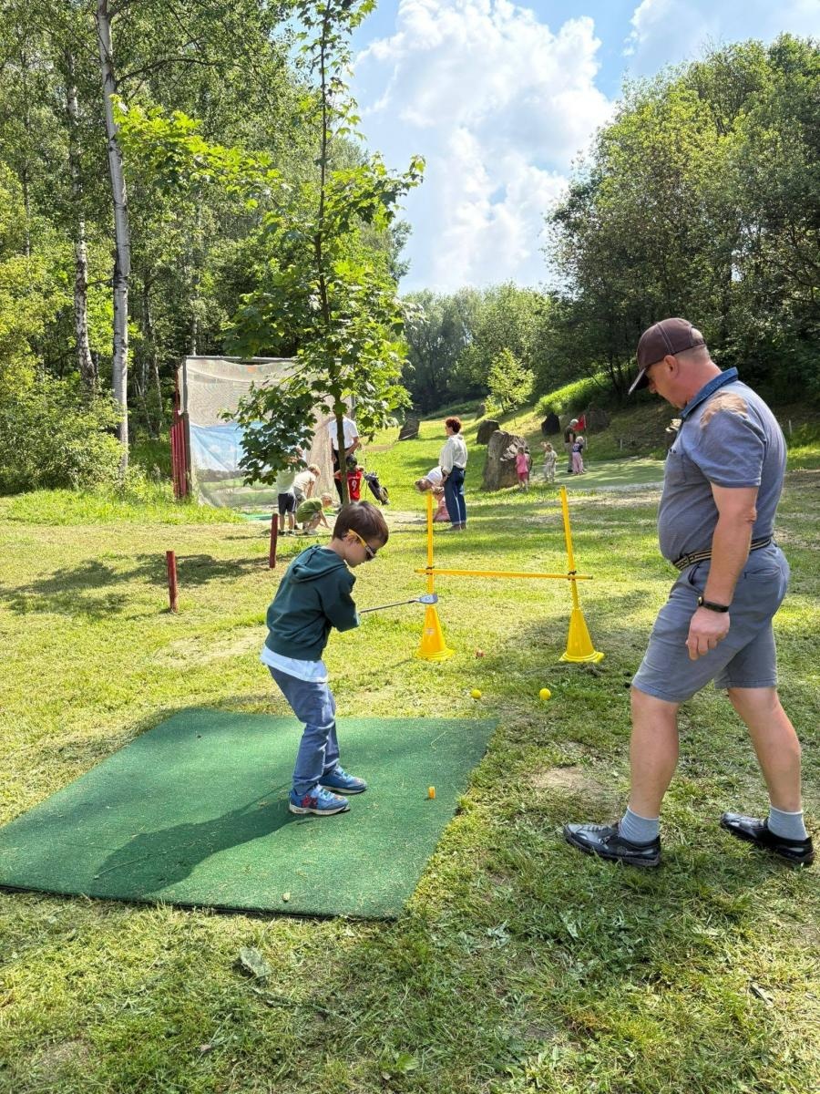 Zdjęcie w galerii na portalu naszwodzislaw.com: Sztafeta Pokoleń w Wodzisławiu. Golf łączy dzieci, dorosłych i seniorów wiadomości z regionu