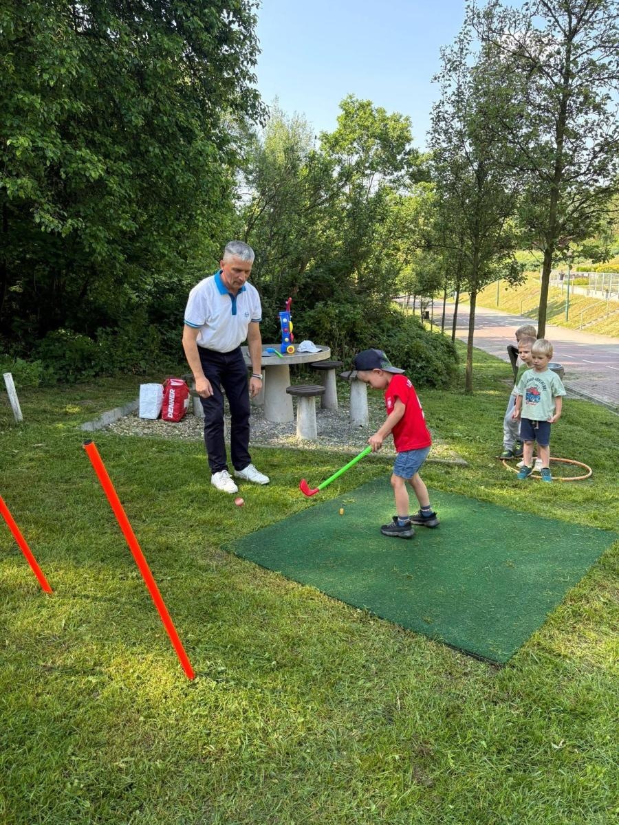 Zdjęcie w galerii na portalu naszwodzislaw.com: Sztafeta Pokoleń w Wodzisławiu. Golf łączy dzieci, dorosłych i seniorów wiadomości z regionu