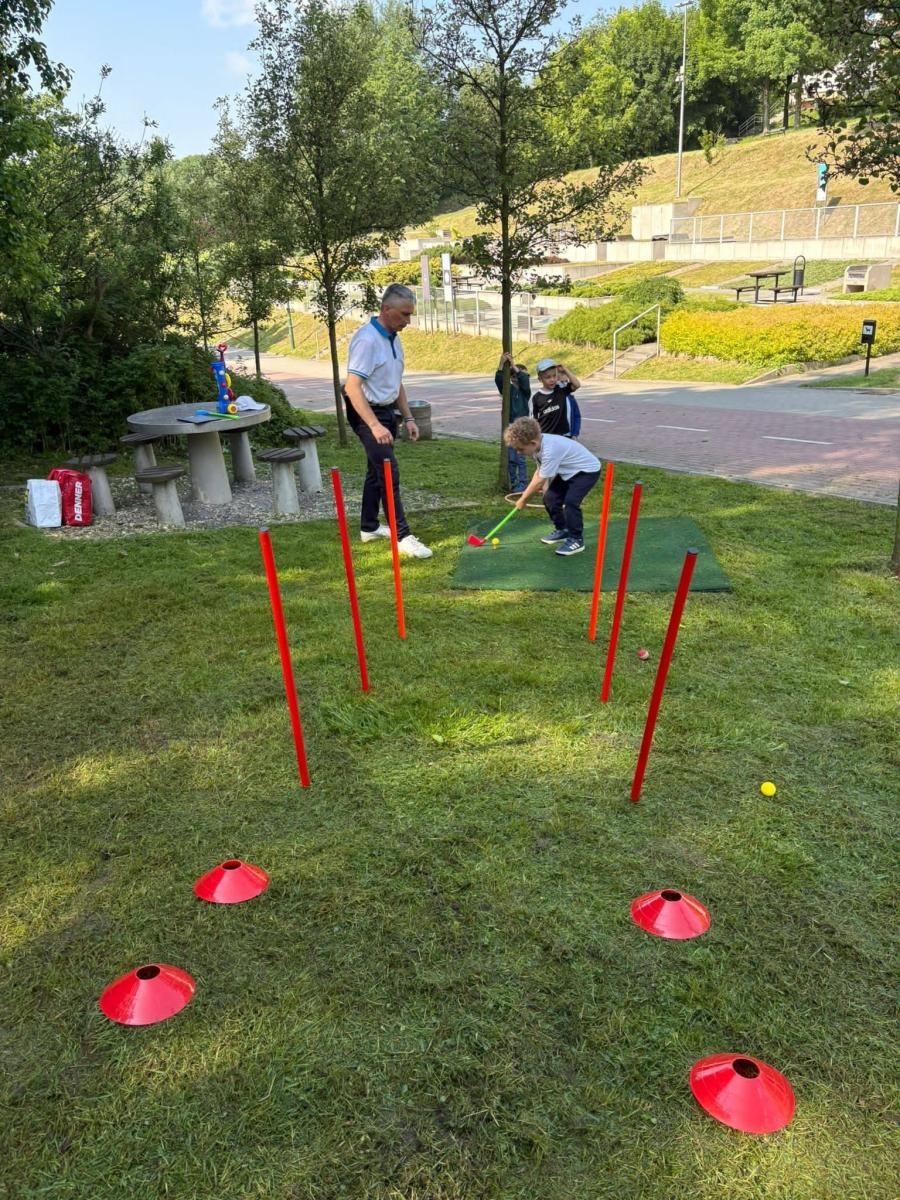 Zdjęcie w galerii na portalu naszwodzislaw.com: Sztafeta Pokoleń w Wodzisławiu. Golf łączy dzieci, dorosłych i seniorów wiadomości z regionu
